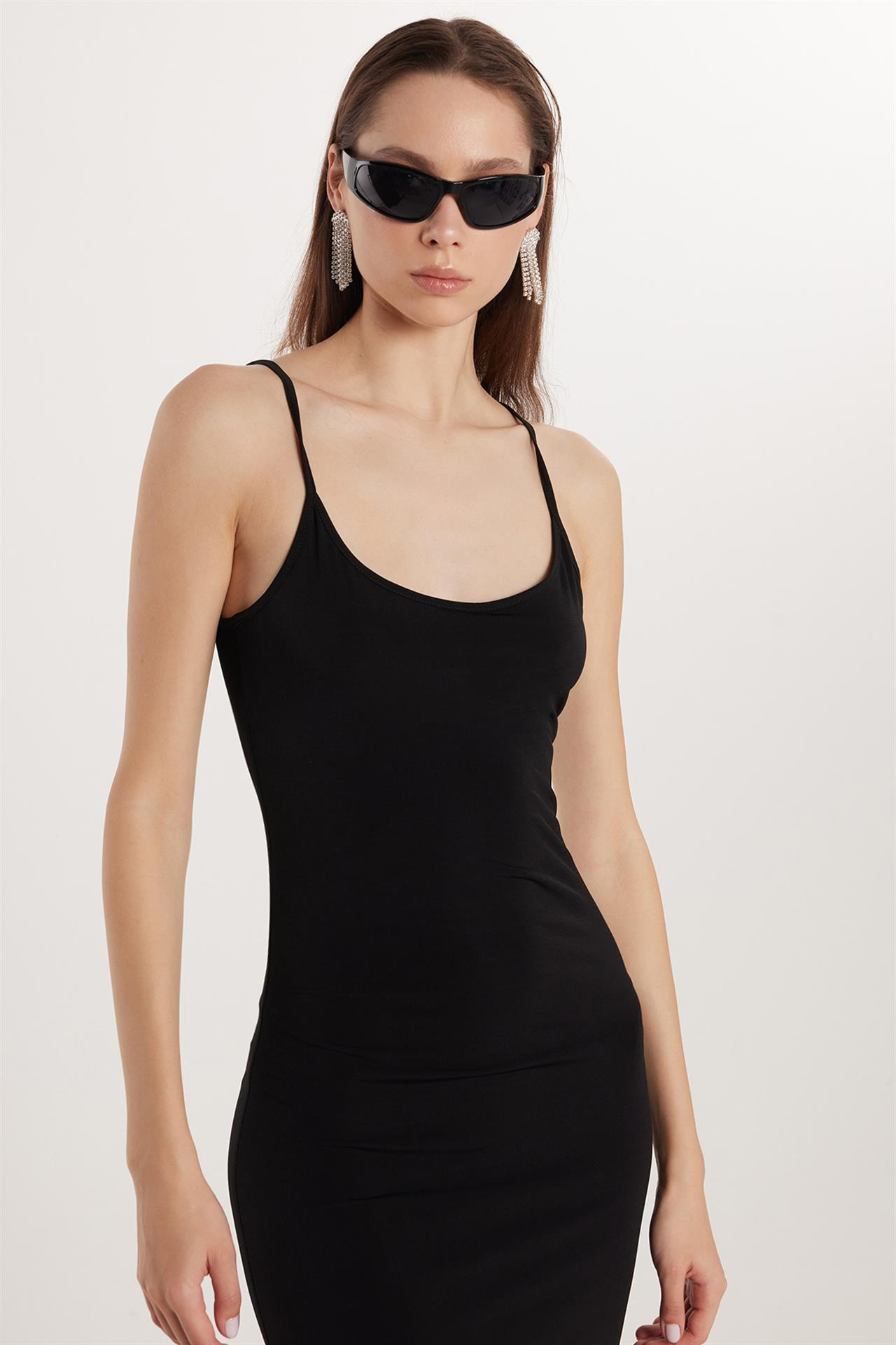 Kadın Slim Fit Dar Kesim İnce Askılı Sandy Kumaş Siyah U Yaka Uzun Elbise