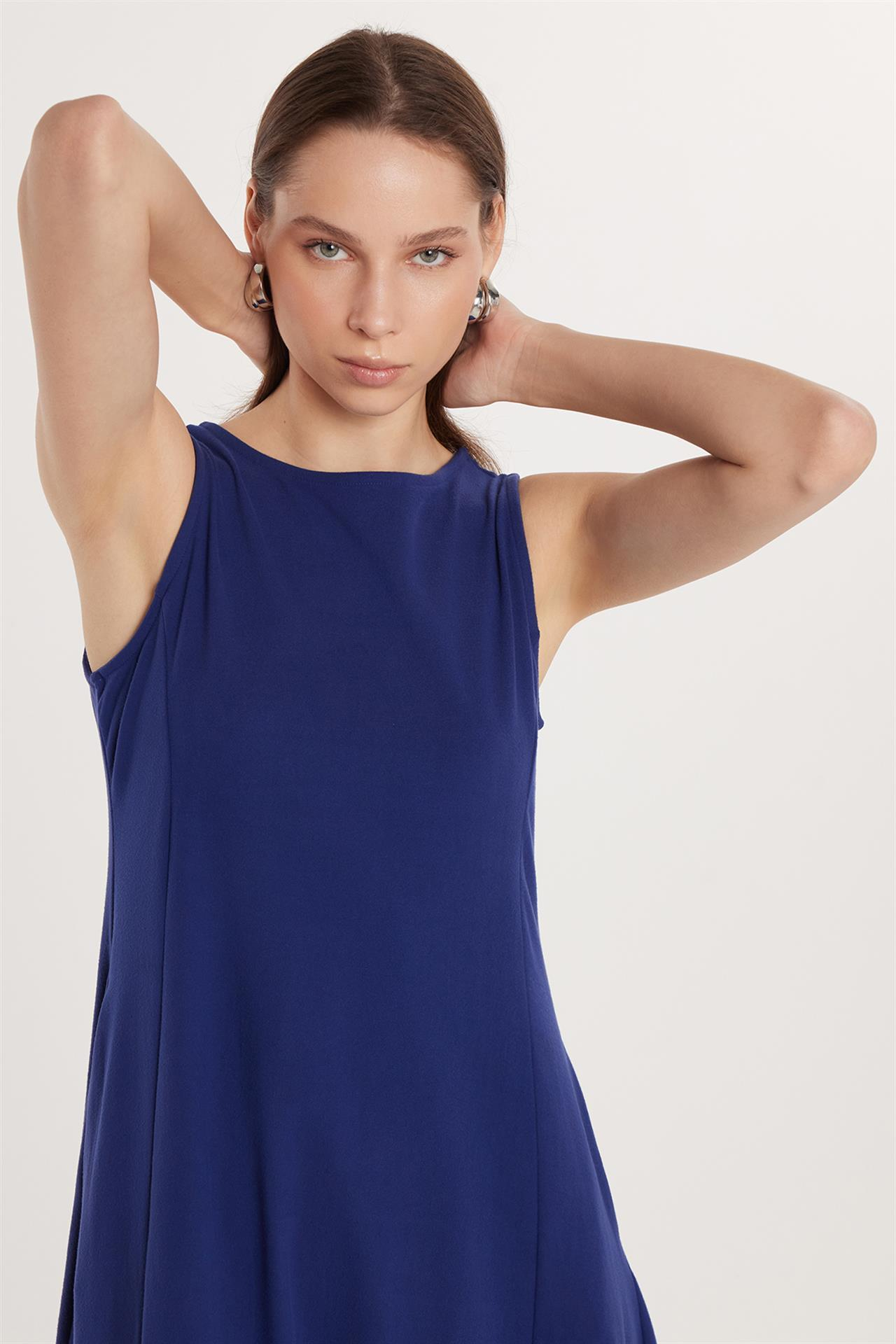 Kadın Slim Fit Dar Kesim Sıfır Kol Bisiklet Yaka Lacivert Elbise