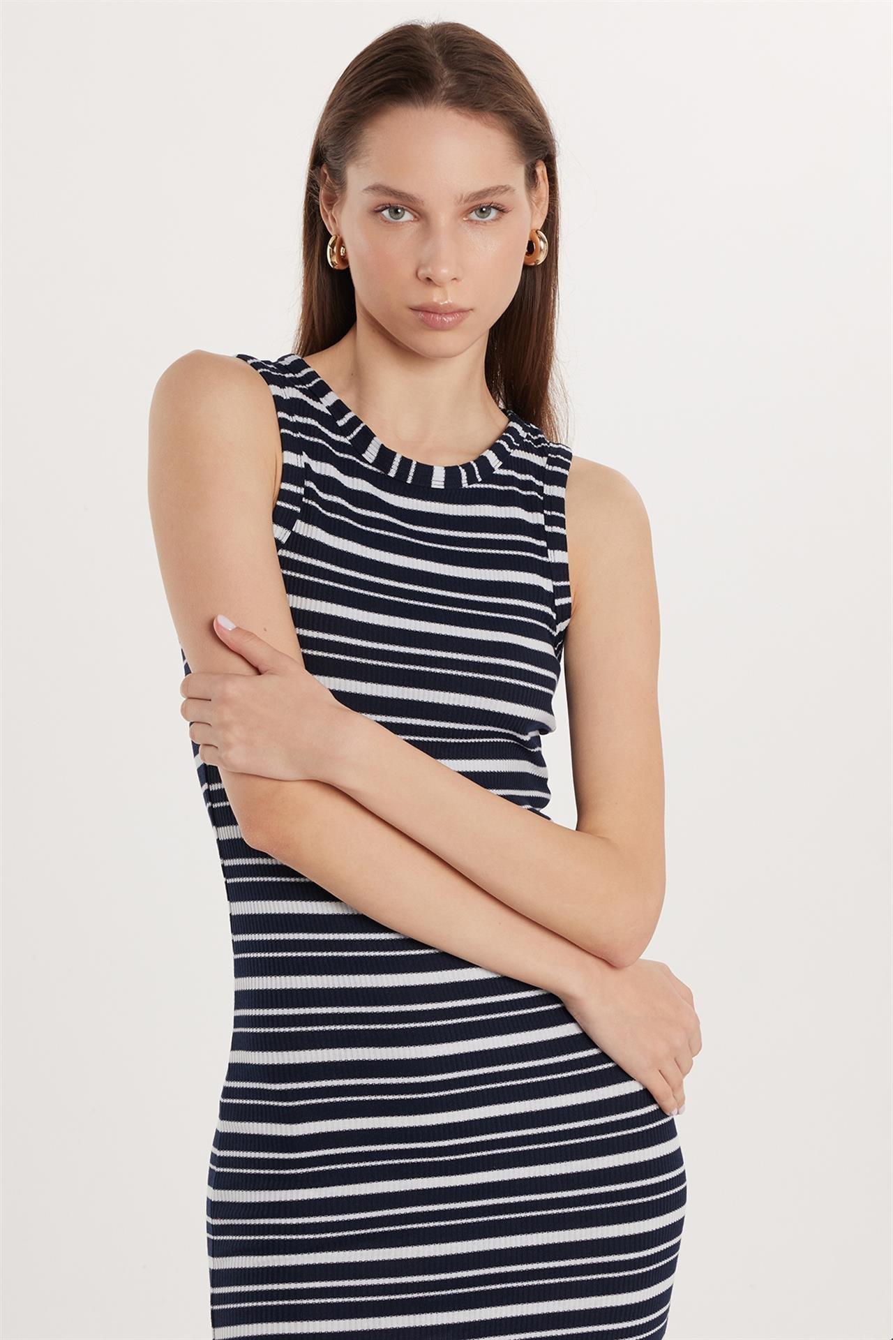 Kadın Slim Fit Dar Kesim Sıfır Kol Halter Yaka Çizgili Elbise