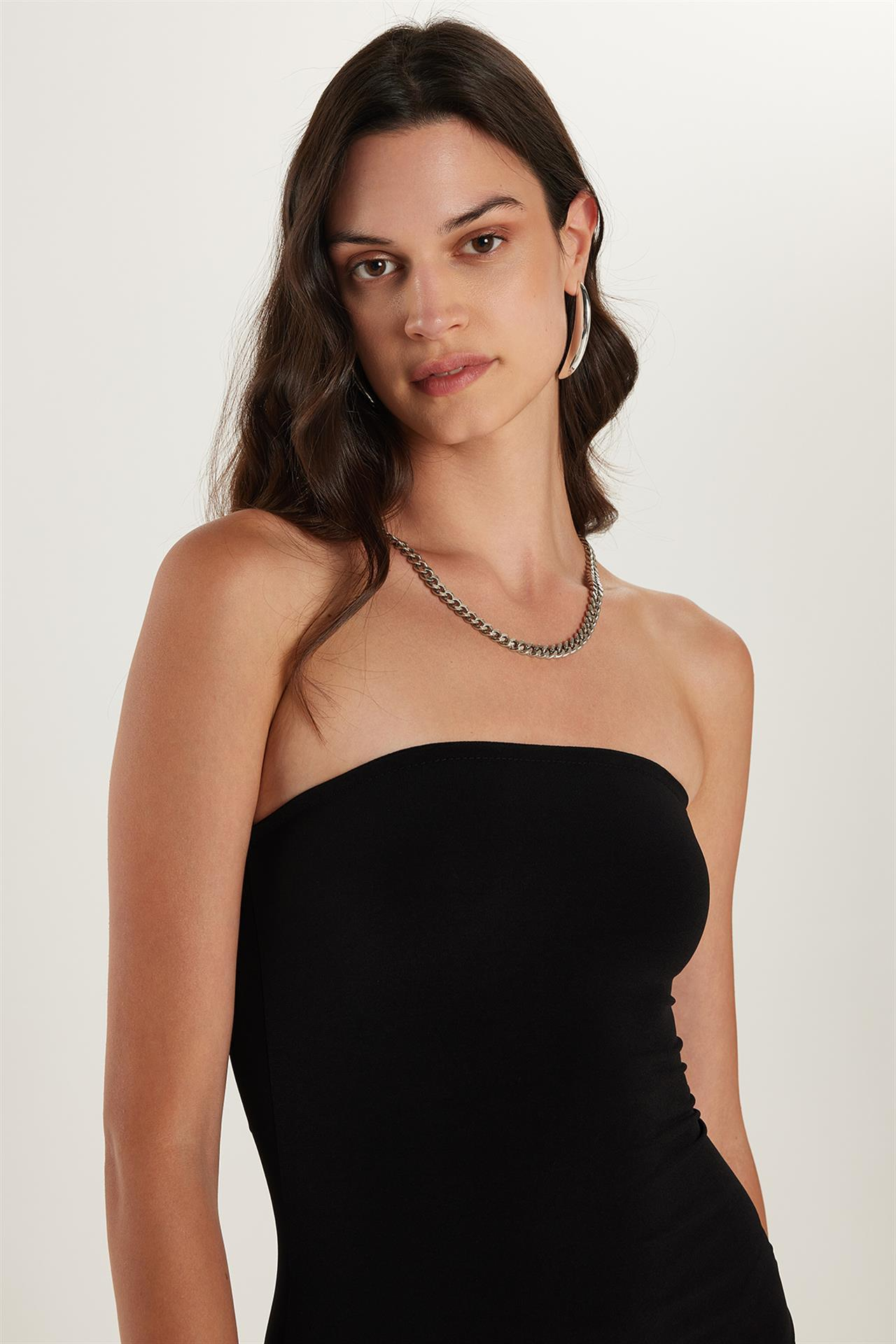 Kadın Slim Fit Dar Kesim Straplez Arka Yırtmaç Detaylı Siyah Midi Elbise