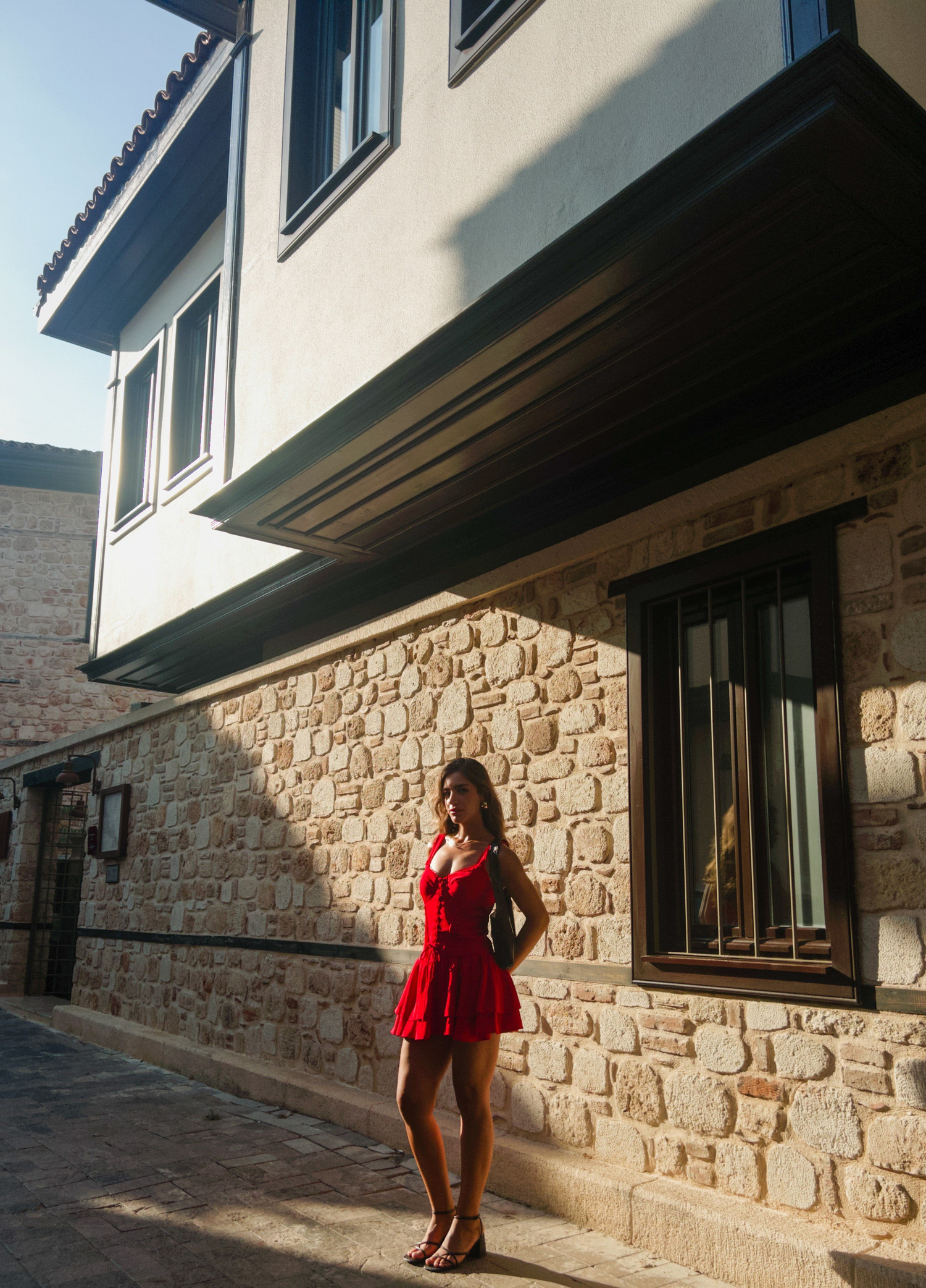 KIRMIZI BİR ELBİSE