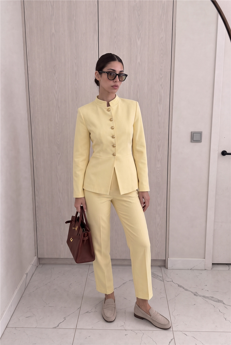 Bella Mücevher Düğmeli Hakim Yaka Ceket ve Dar Paça Pantolon Takım Sarı