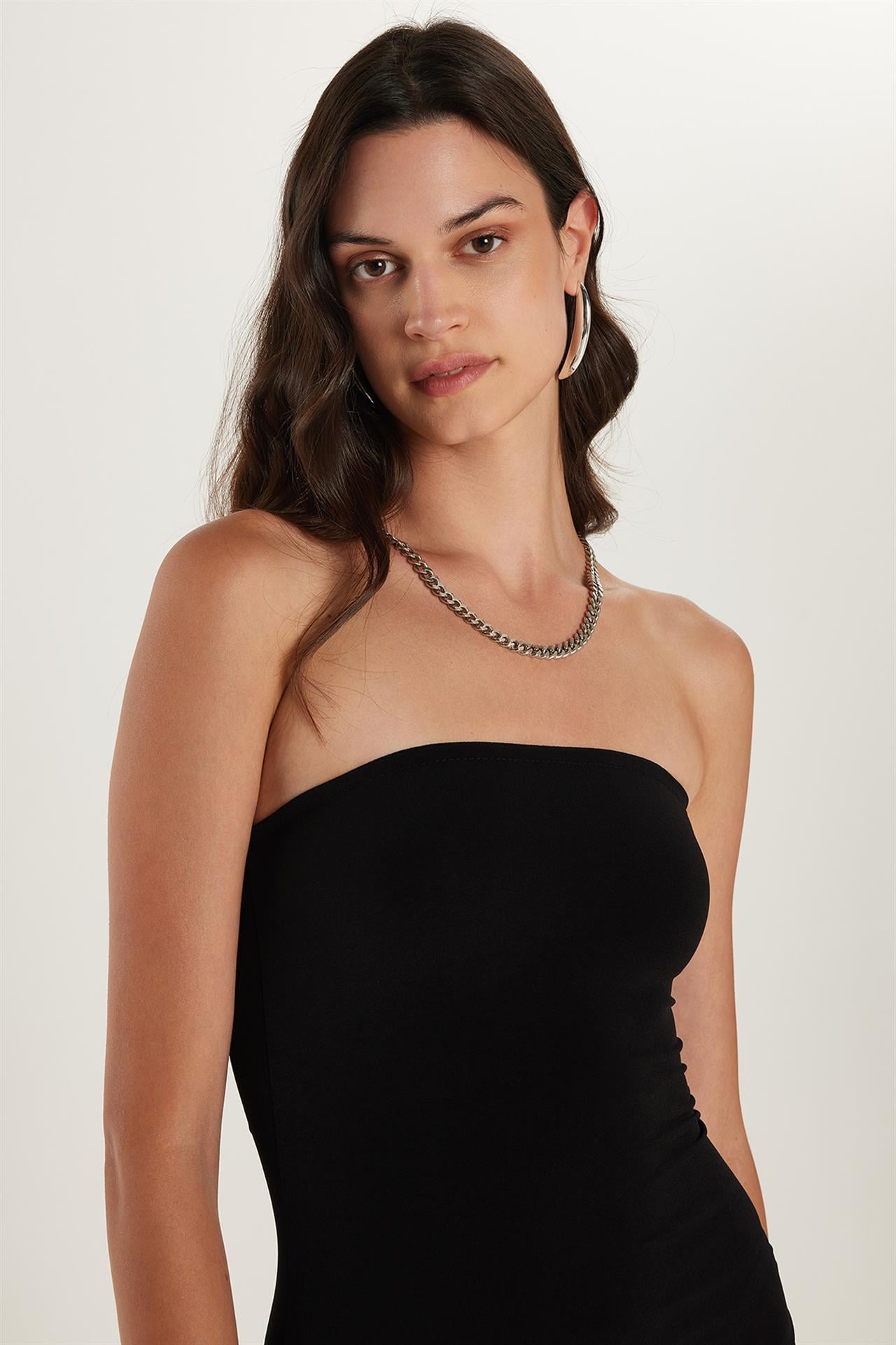 Kadın Slim Fit Dar Kesim Straplez Arka Yırtmaç Detaylı Siyah Midi Elbise