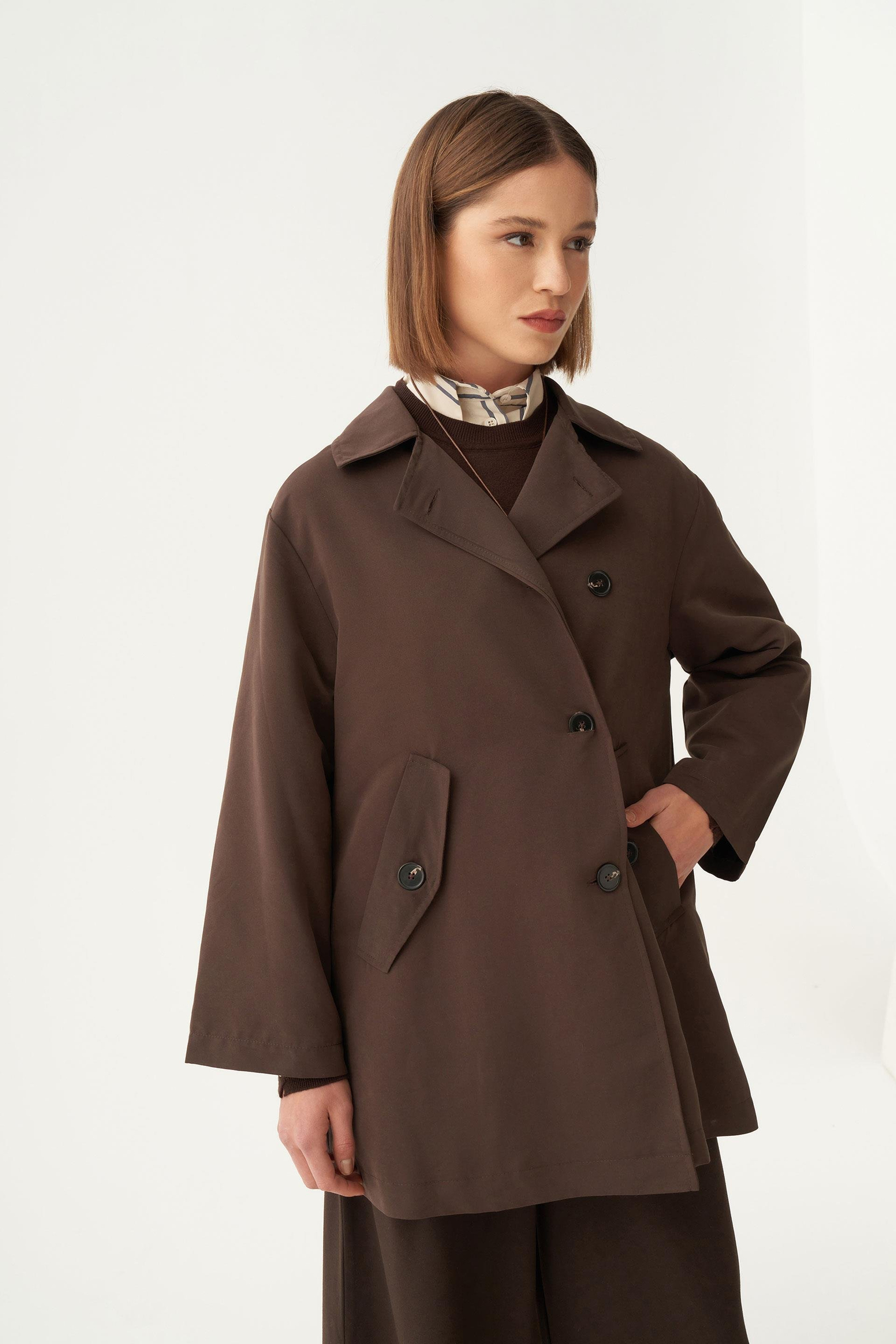 Acı Kahve-Asimetrik Düğmeli Arkası Pileli Trençkot