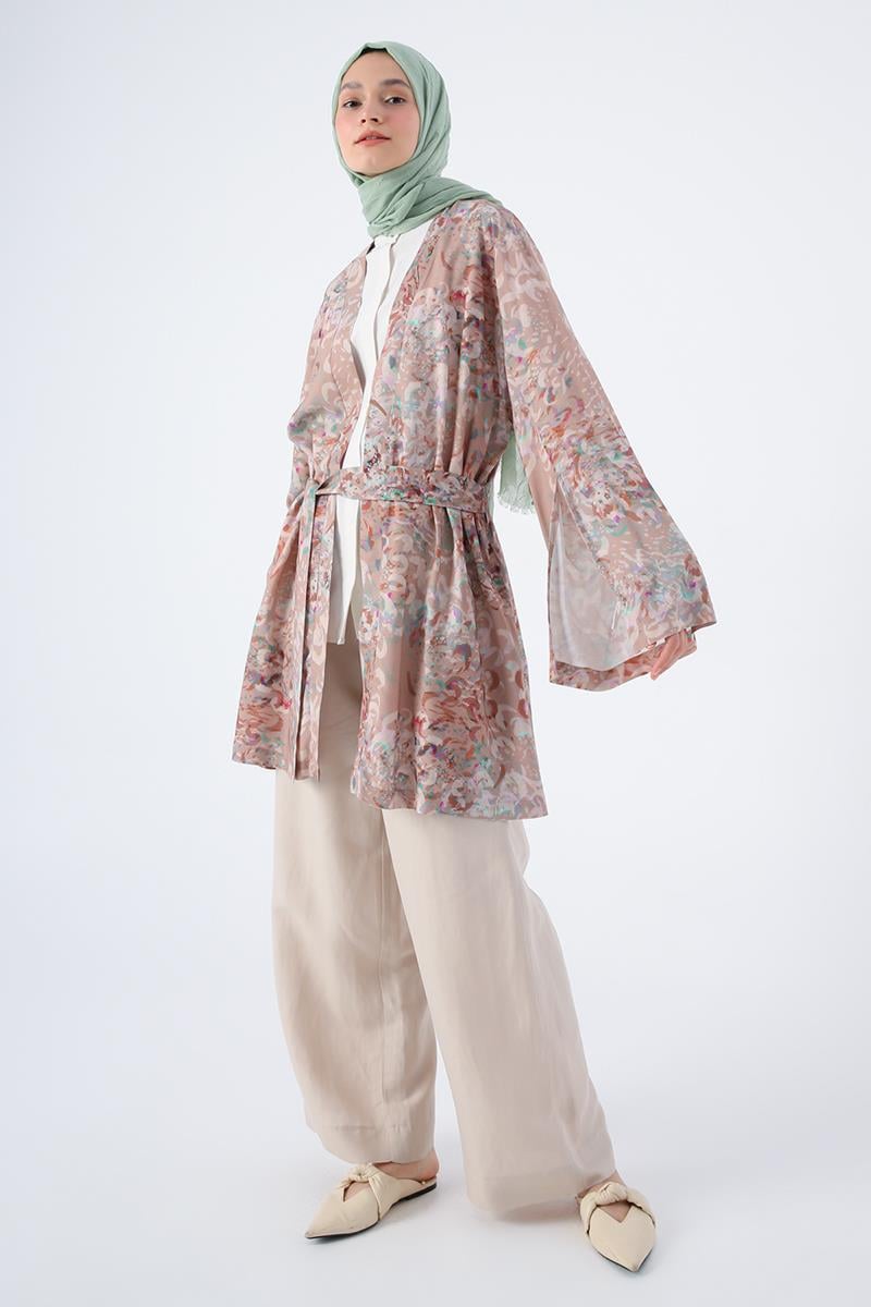 Beige-brauner, gemusterter Kimono mit übergroßen Ärmeln, Schlitz und detailliertem Gürtel