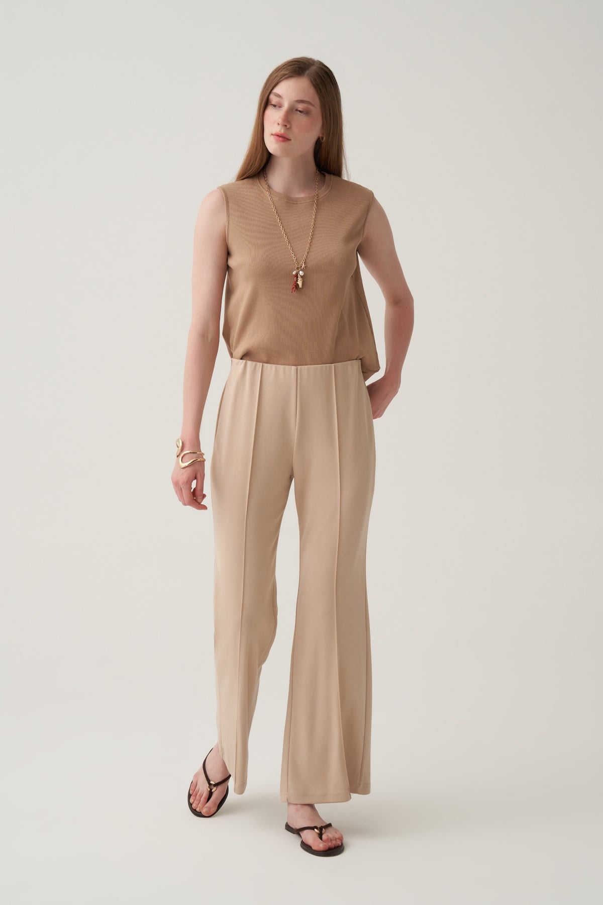 Beige-Pantalon à jambes larges avec pli marqué