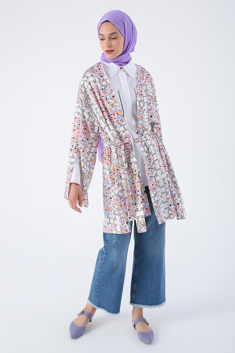 Weiß-rosafarbener, gemusterter Kimono mit übergroßen Ärmeln, Schlitz und detailliertem Gürtel