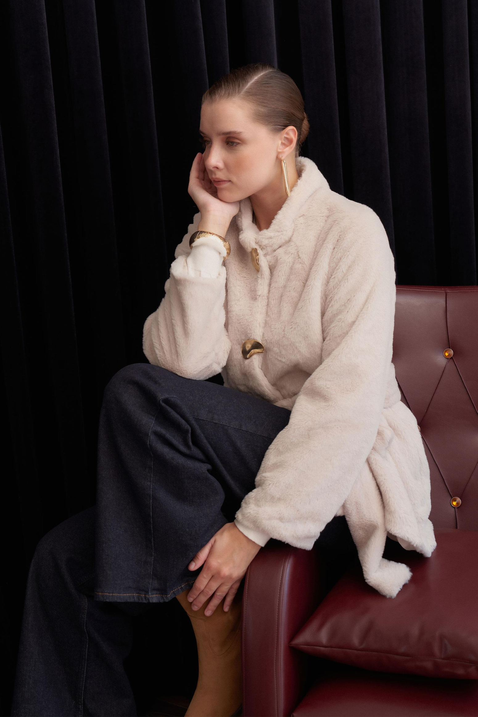 Ekru-Gold Düğmeli Kürk Kaban