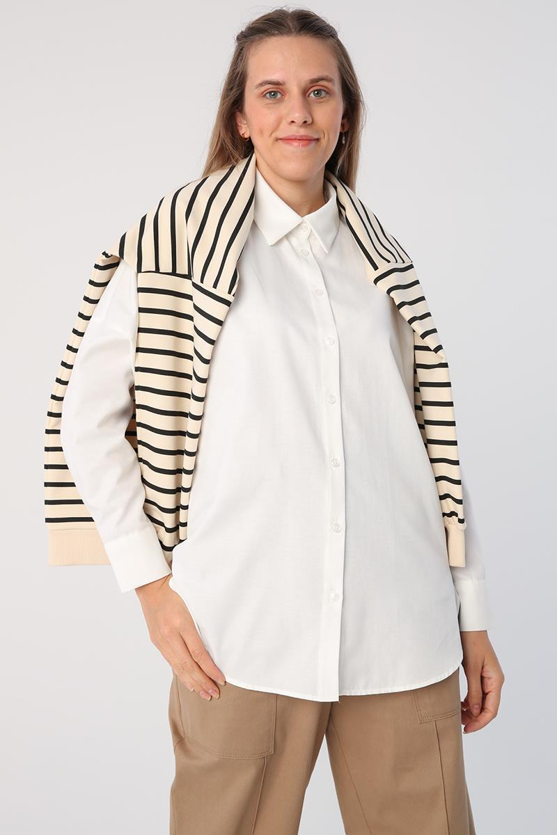 القميص الأساسي ذو اللون البني الفاتح