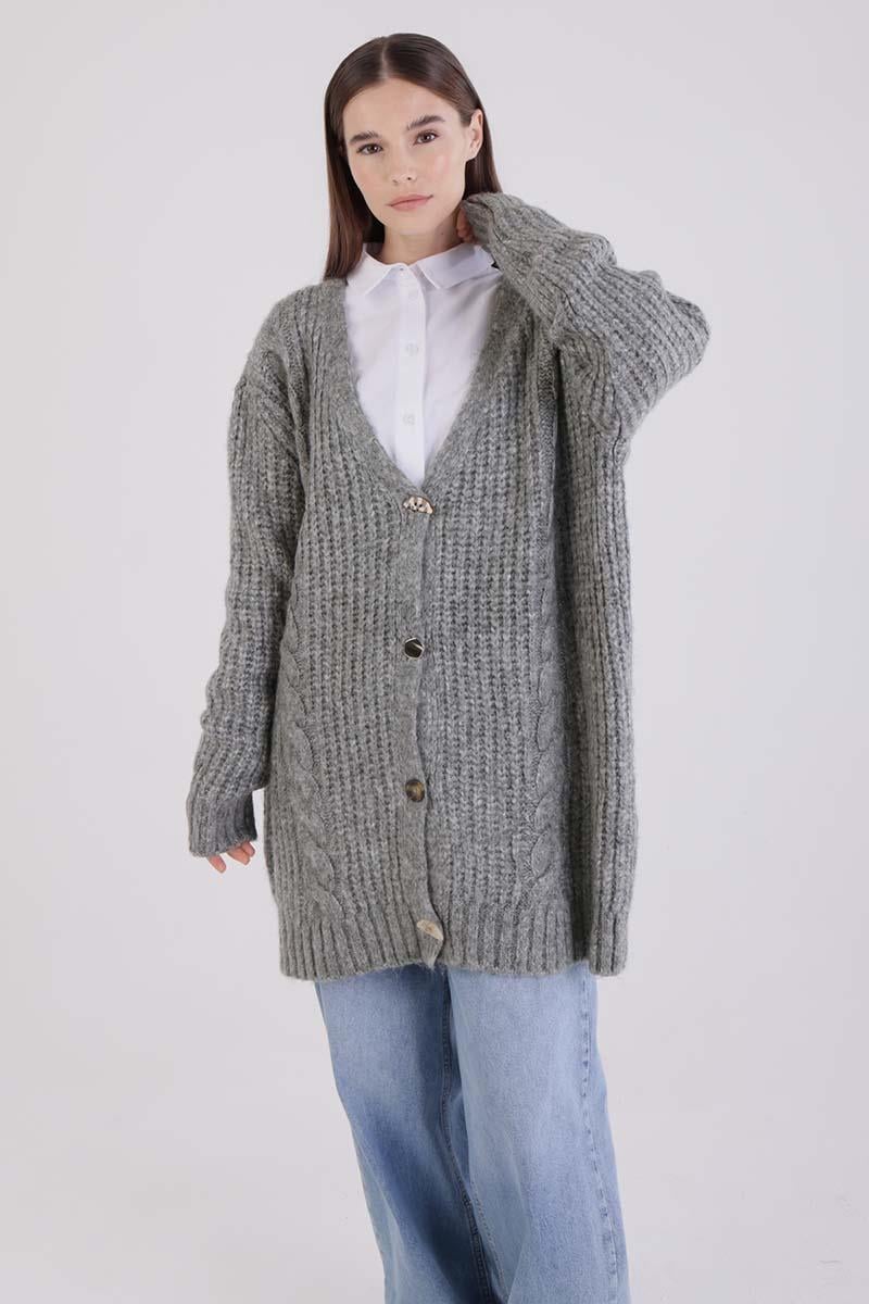 سترة محبوكة بأزرار باللون الرمادي على شكل حرف V