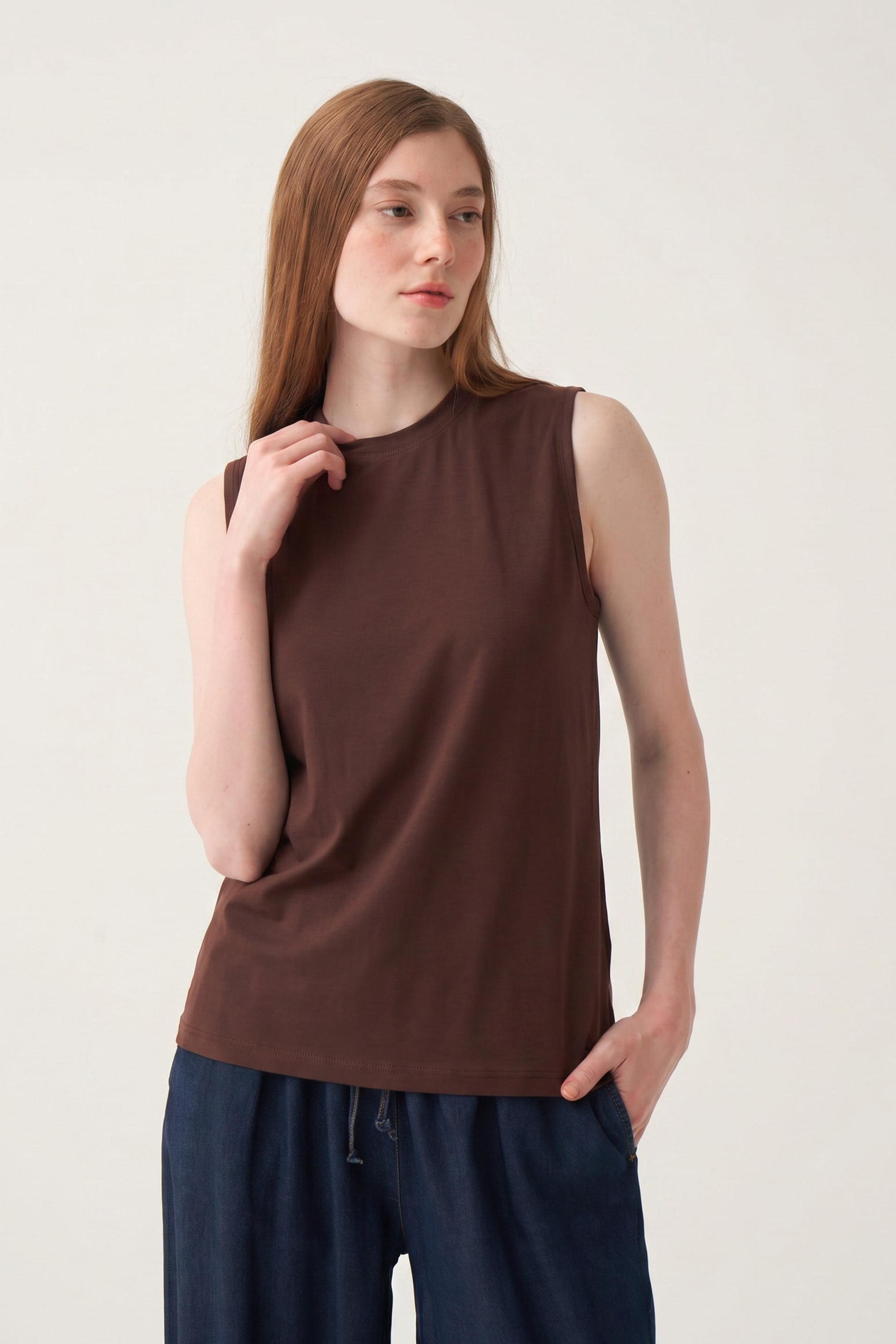 Kahve-Bisiklet Yaka Kolsuz Pamuklu Likralı T-Shirt