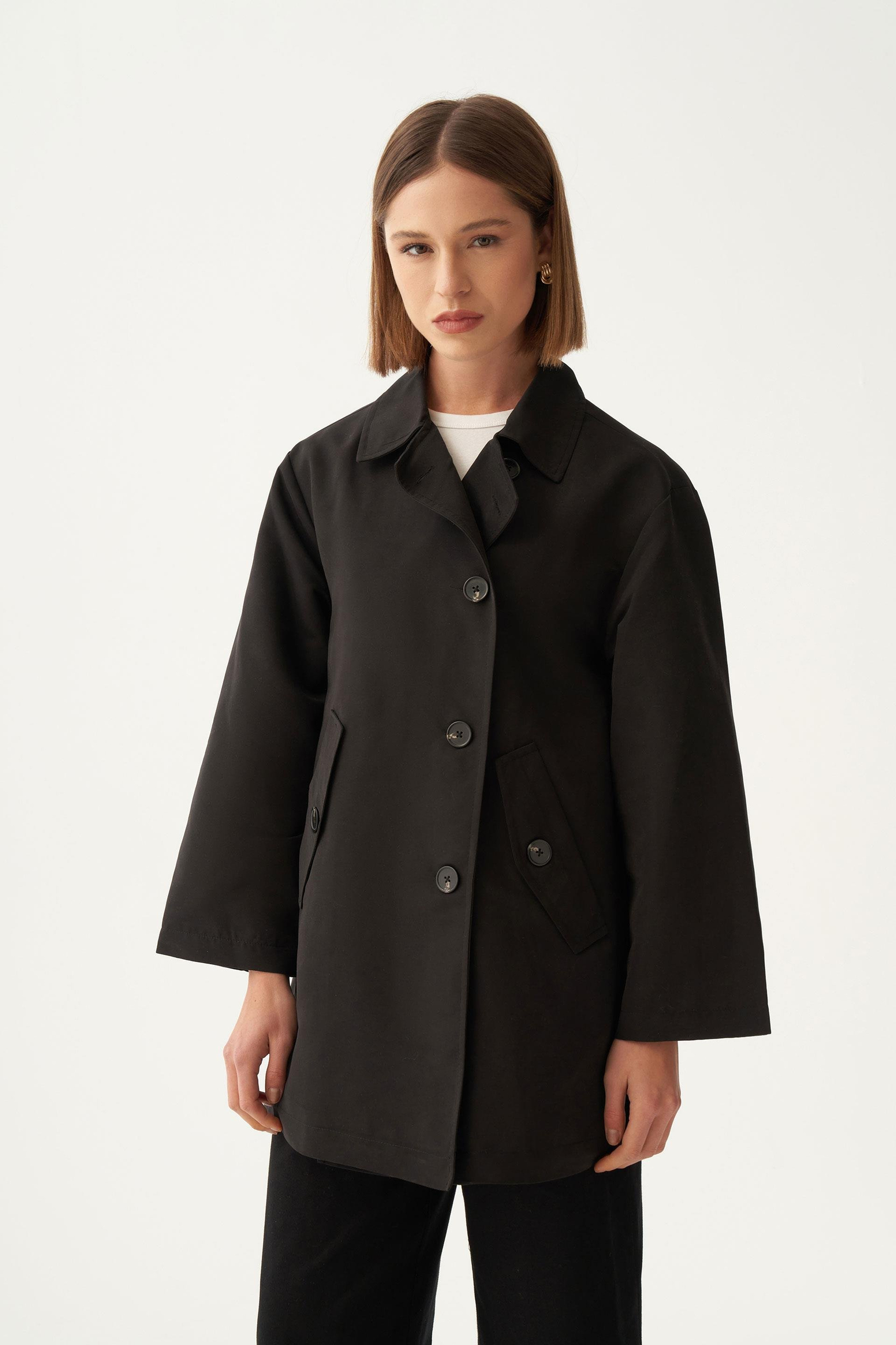 Siyah-Asimetrik Düğmeli Arkası Pileli Trençkot