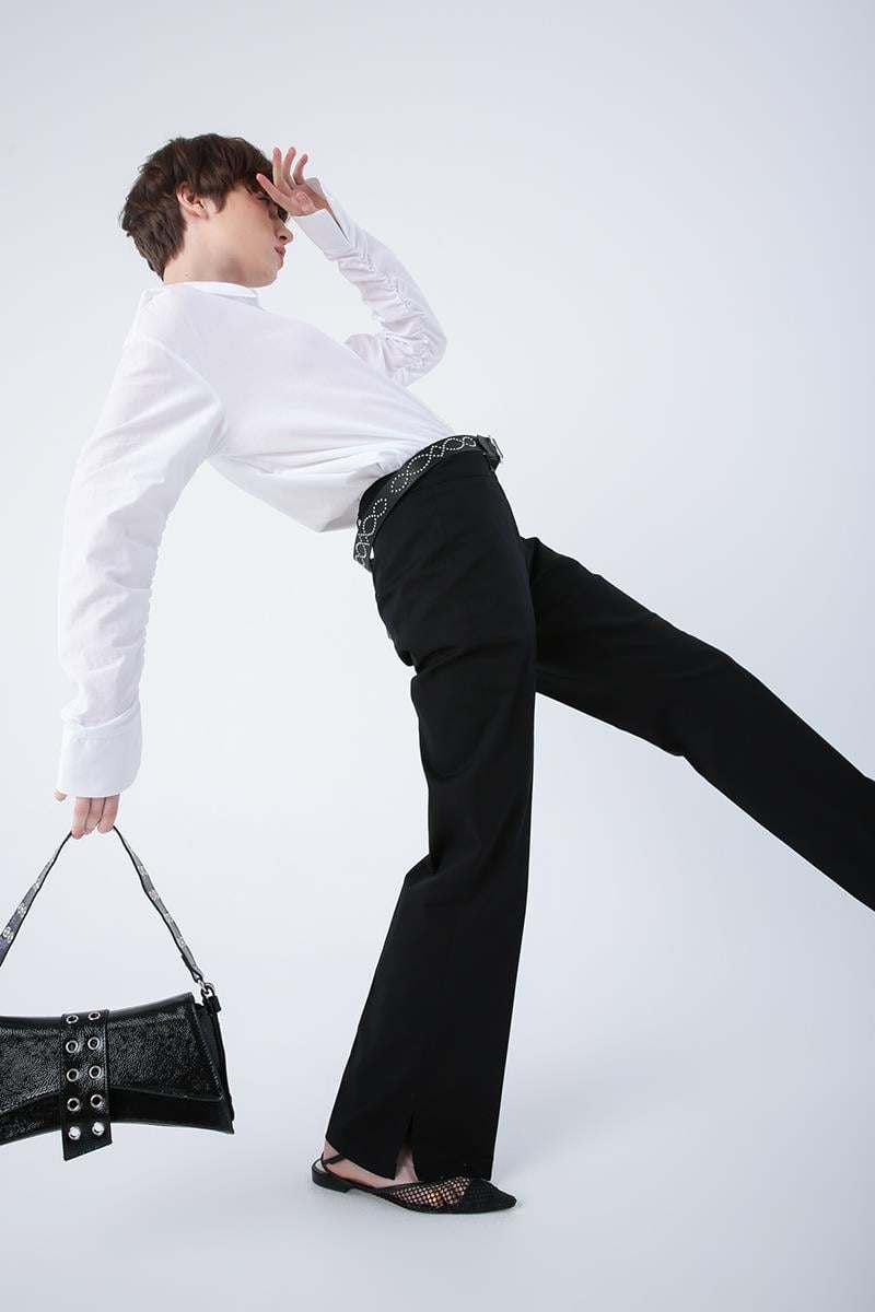 Hose mit weitem Bein aus schwarzem Baumwoll-Lycra mit Schlitzen an den Beinen und Eisenspuren