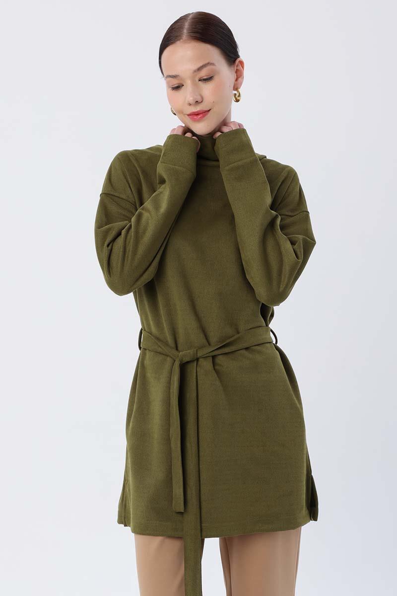 Tunique à col roulé et ceinture verte