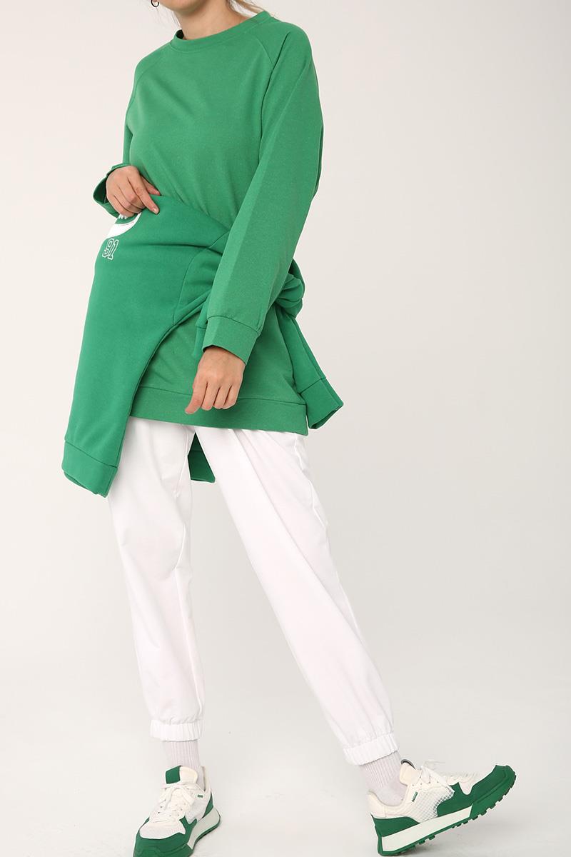 Grüner Pullover mit Raglanärmeln