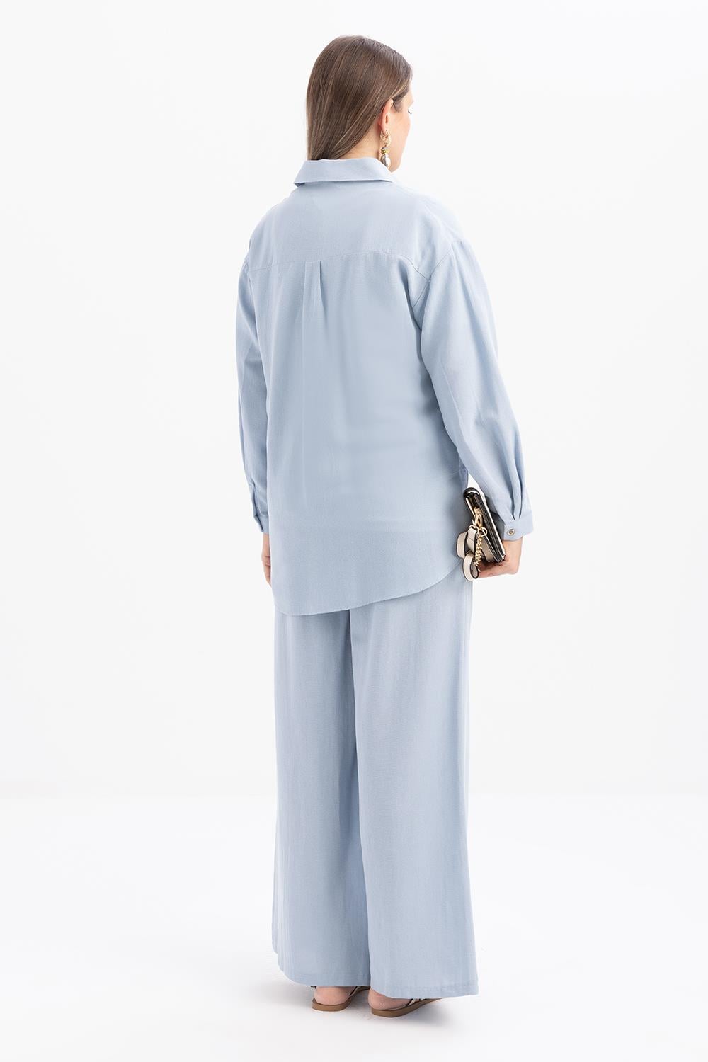 بدلة بنطلون من الكتان الأزرق مع جيوب كبيرة