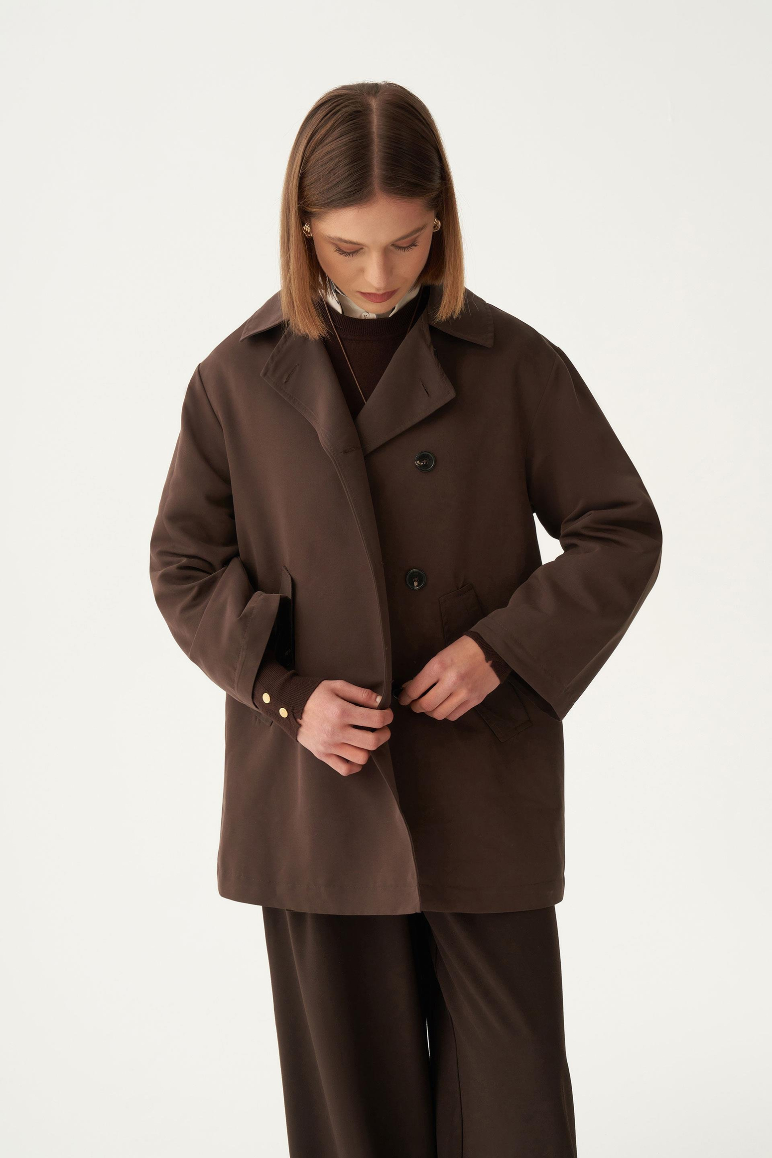 Acı Kahve-Asimetrik Düğmeli Arkası Pileli Trençkot