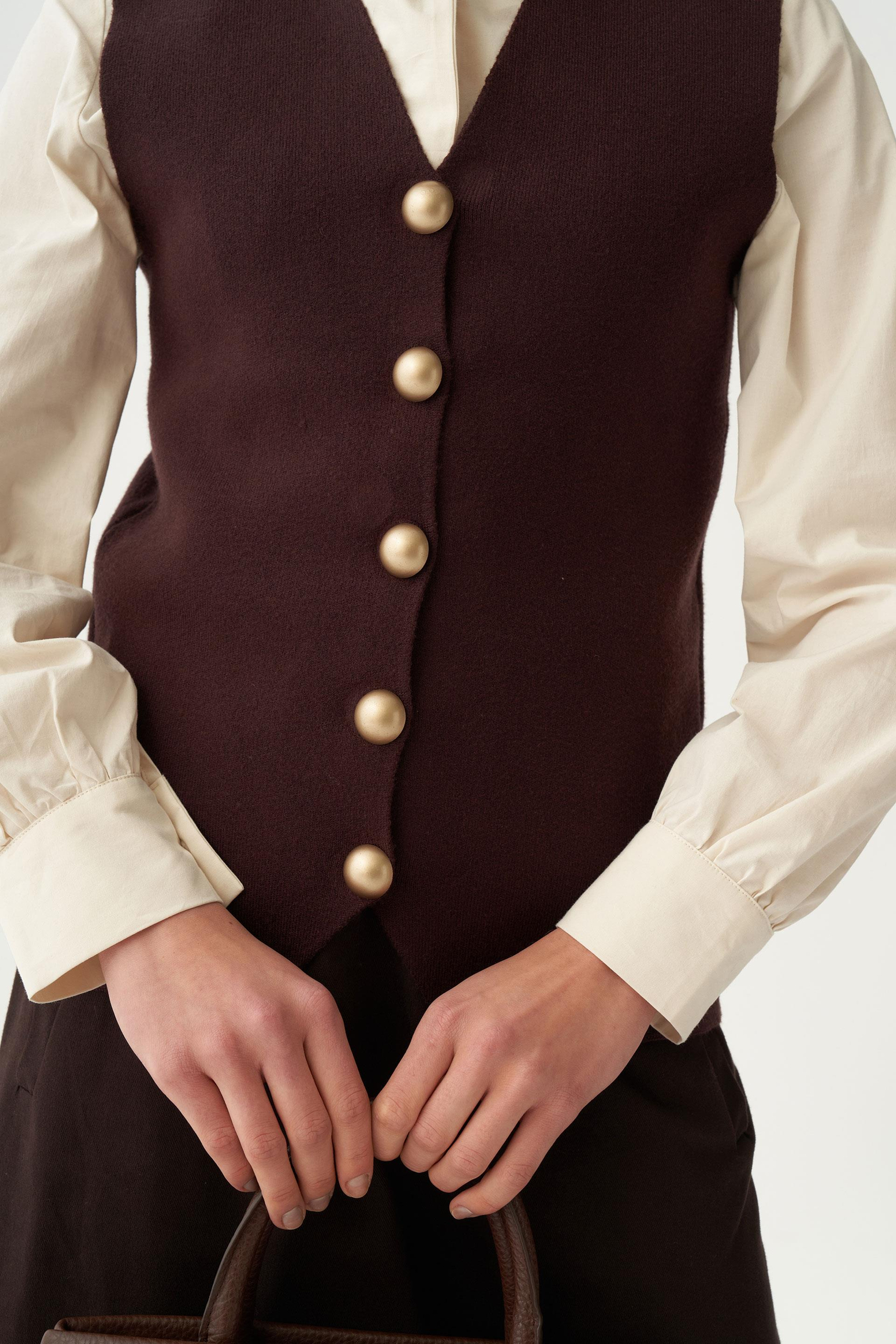 Acı Kahve-Dügmeli V Yaka Triko Hırka