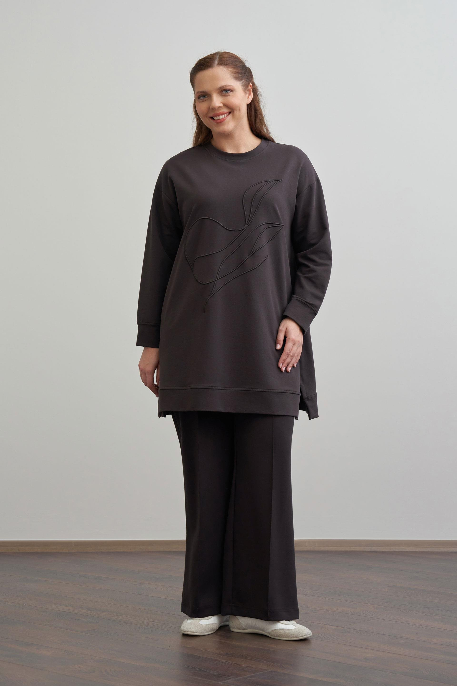 Acı Kahve-Yumuşak Dokulu Büyük Beden Nakışlı Sweatshirt