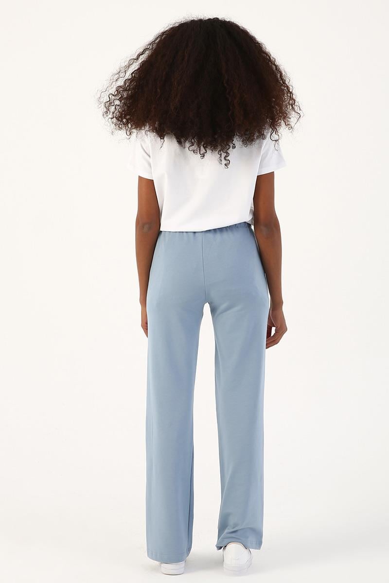 Hellblaue elastische Jogginghose