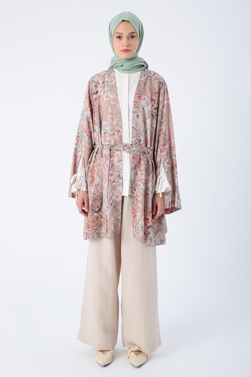 Beige-brauner, gemusterter Kimono mit übergroßen Ärmeln, Schlitz und detailliertem Gürtel