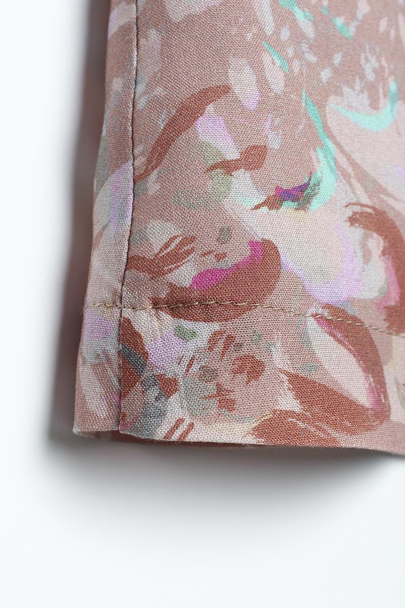 Beige-brauner, gemusterter Kimono mit übergroßen Ärmeln, Schlitz und detailliertem Gürtel