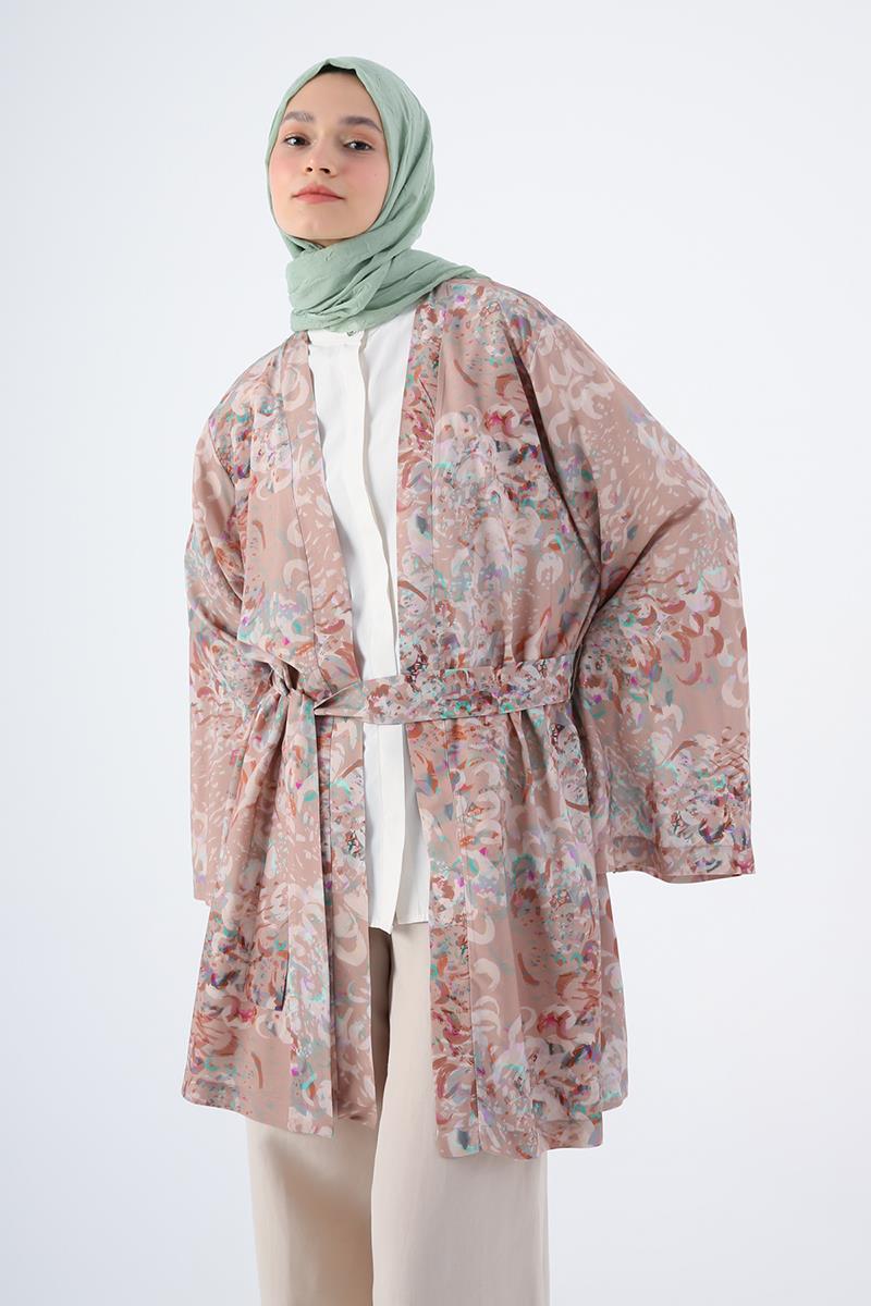Beige-brauner, gemusterter Kimono mit übergroßen Ärmeln, Schlitz und detailliertem Gürtel