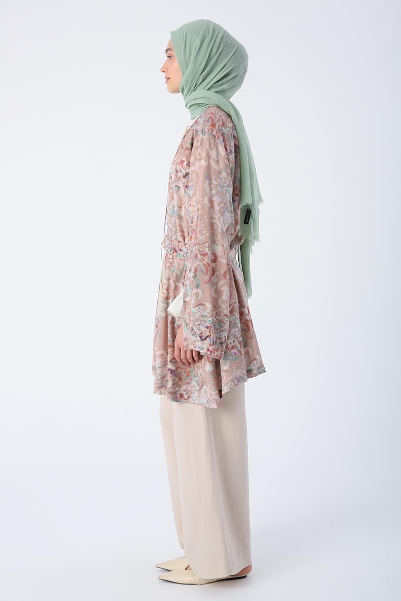 Beige-brauner, gemusterter Kimono mit übergroßen Ärmeln, Schlitz und detailliertem Gürtel