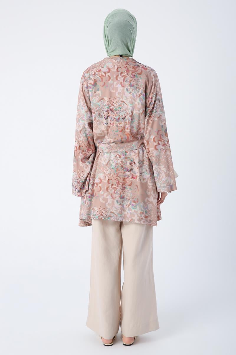 Beige-brauner, gemusterter Kimono mit übergroßen Ärmeln, Schlitz und detailliertem Gürtel
