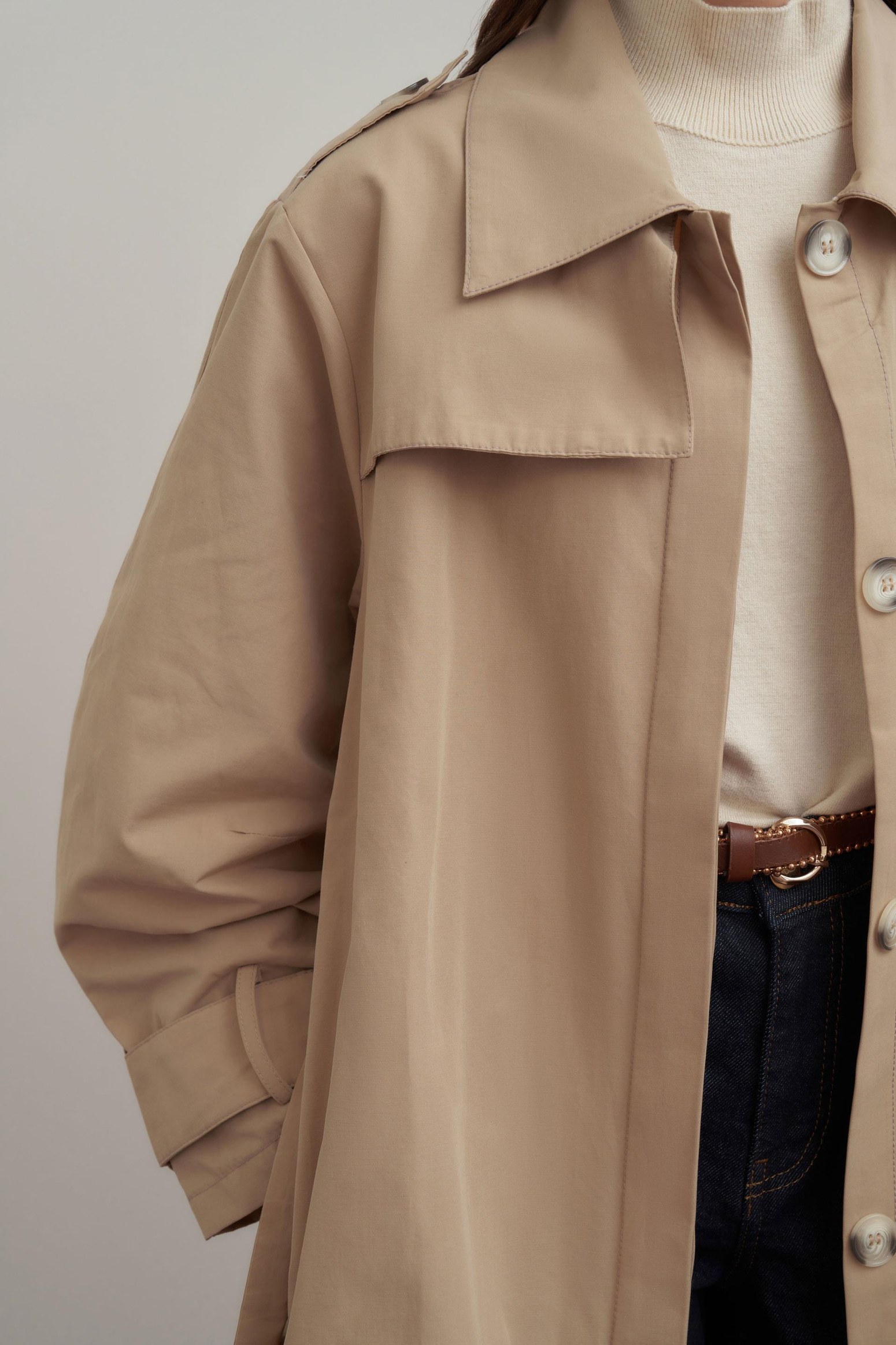 Beige-Epauletten an den Schultern