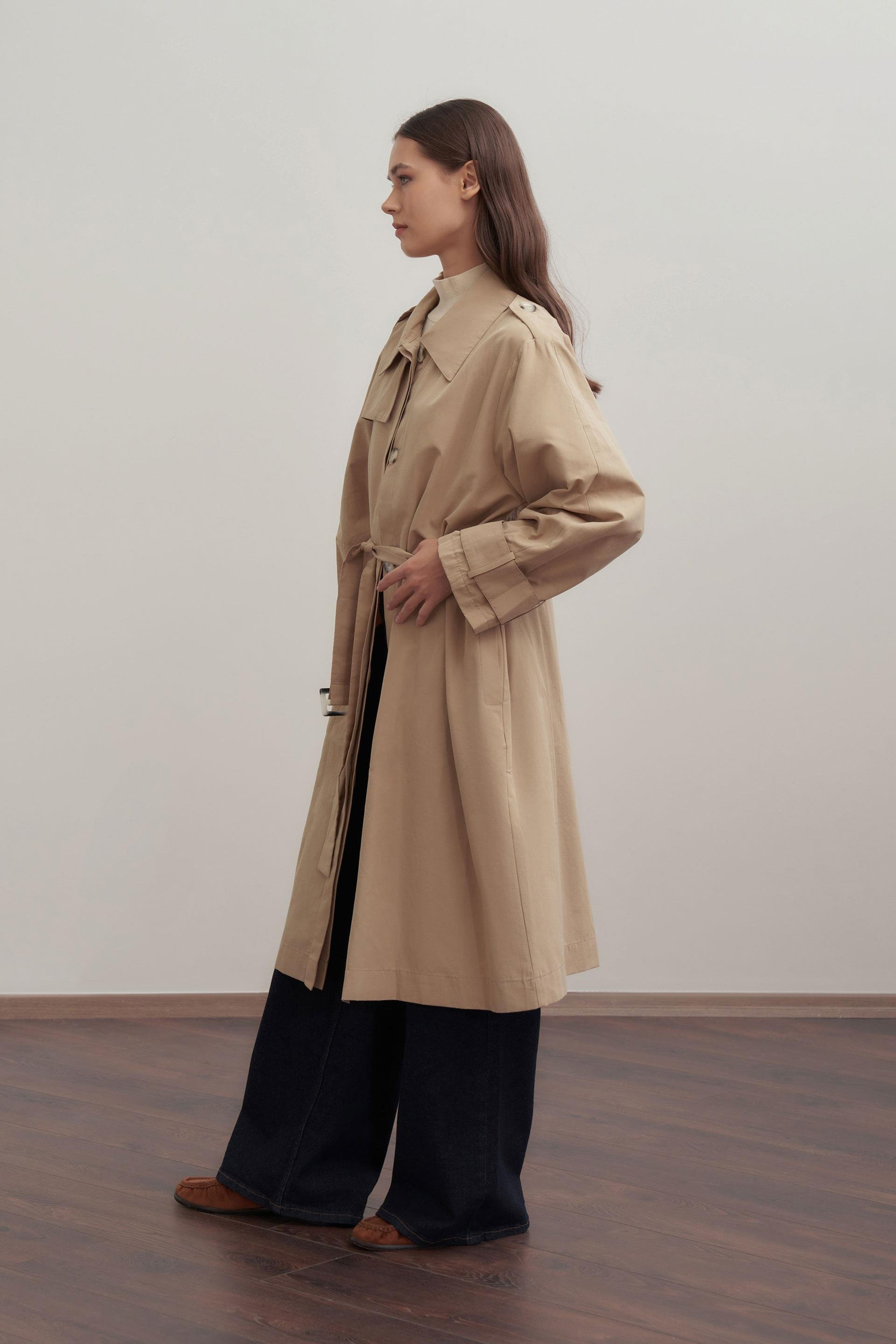 Beige-Epauletten an den Schultern