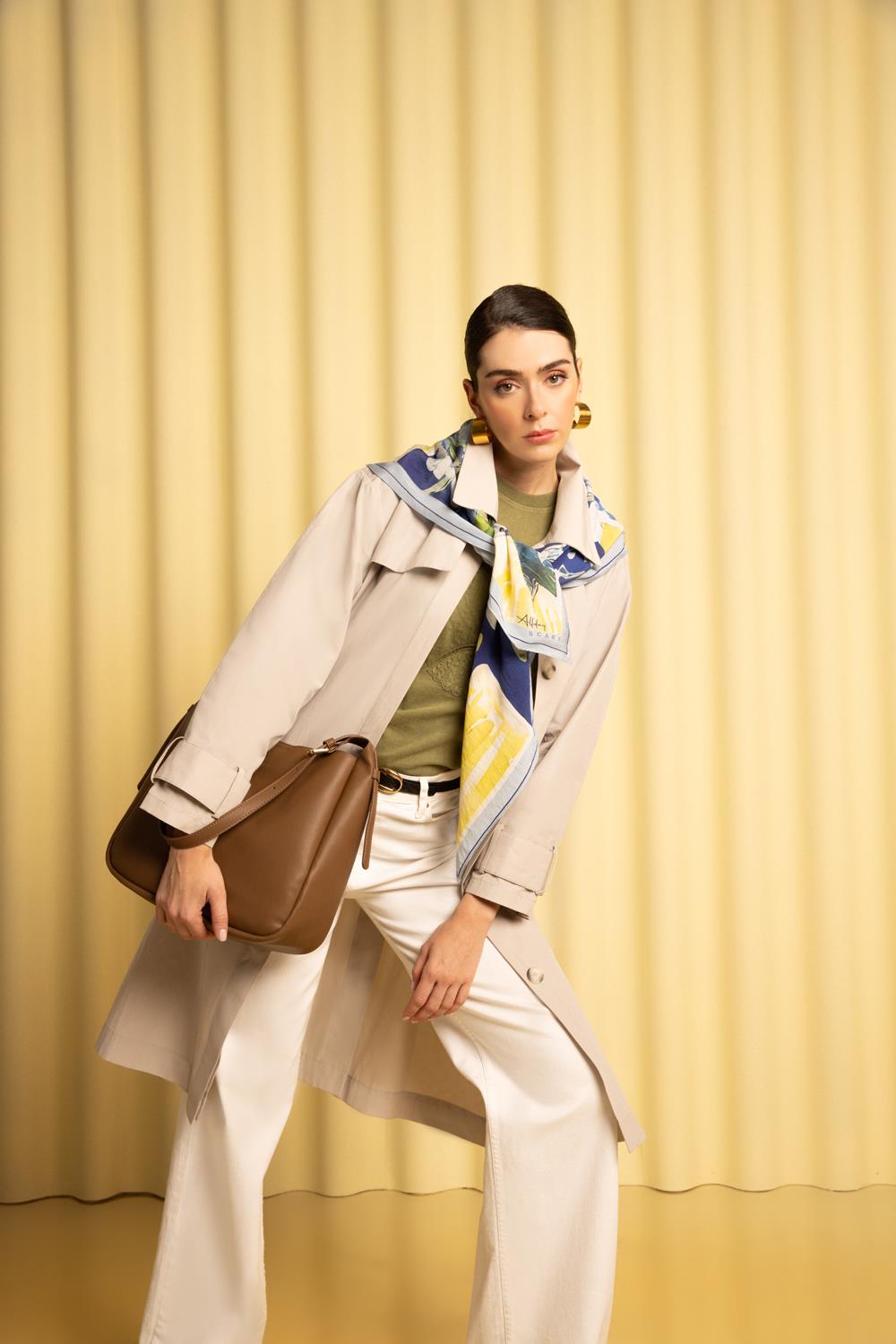 Beige-Epauletten an den Schultern