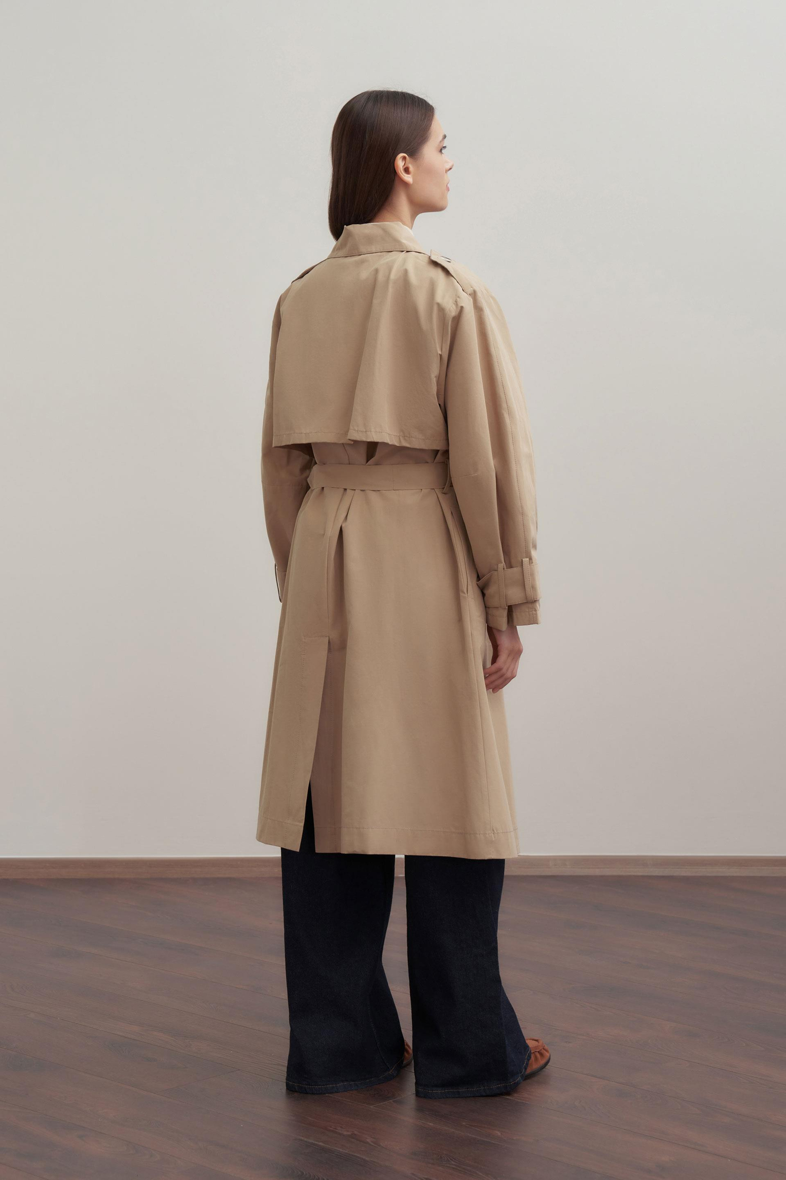 Beige-Epauletten an den Schultern