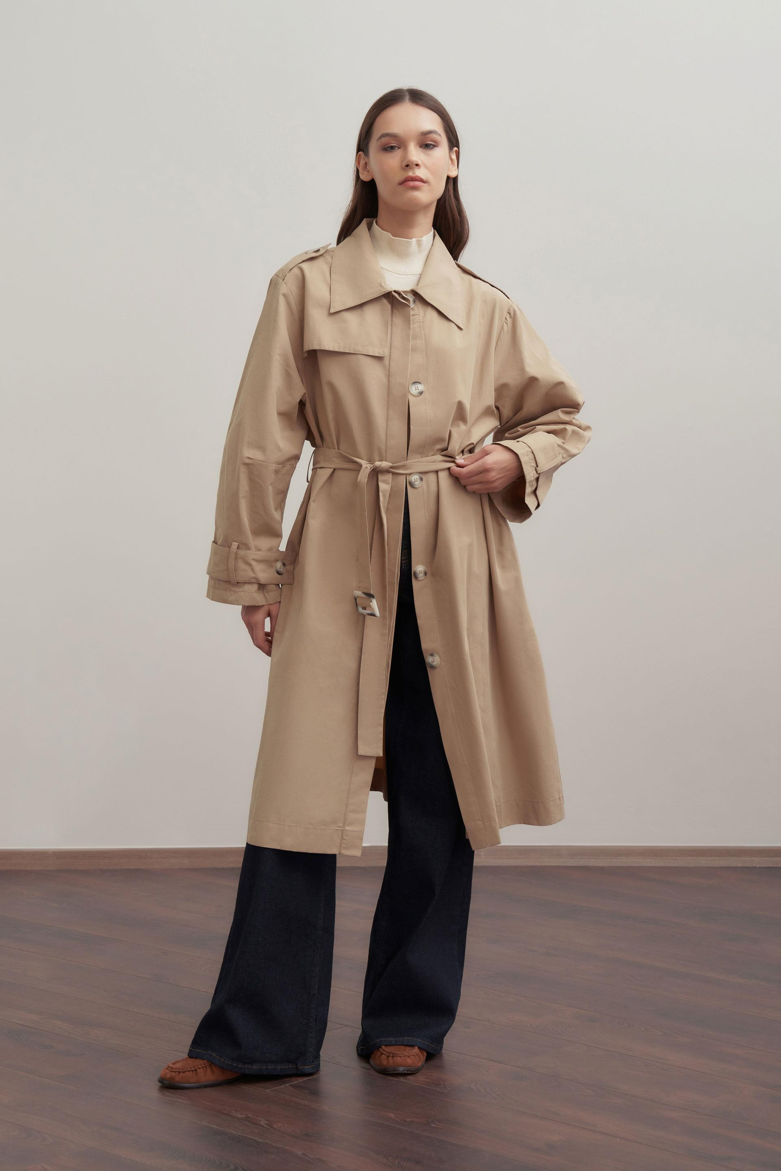 Beige-Epauletten an den Schultern