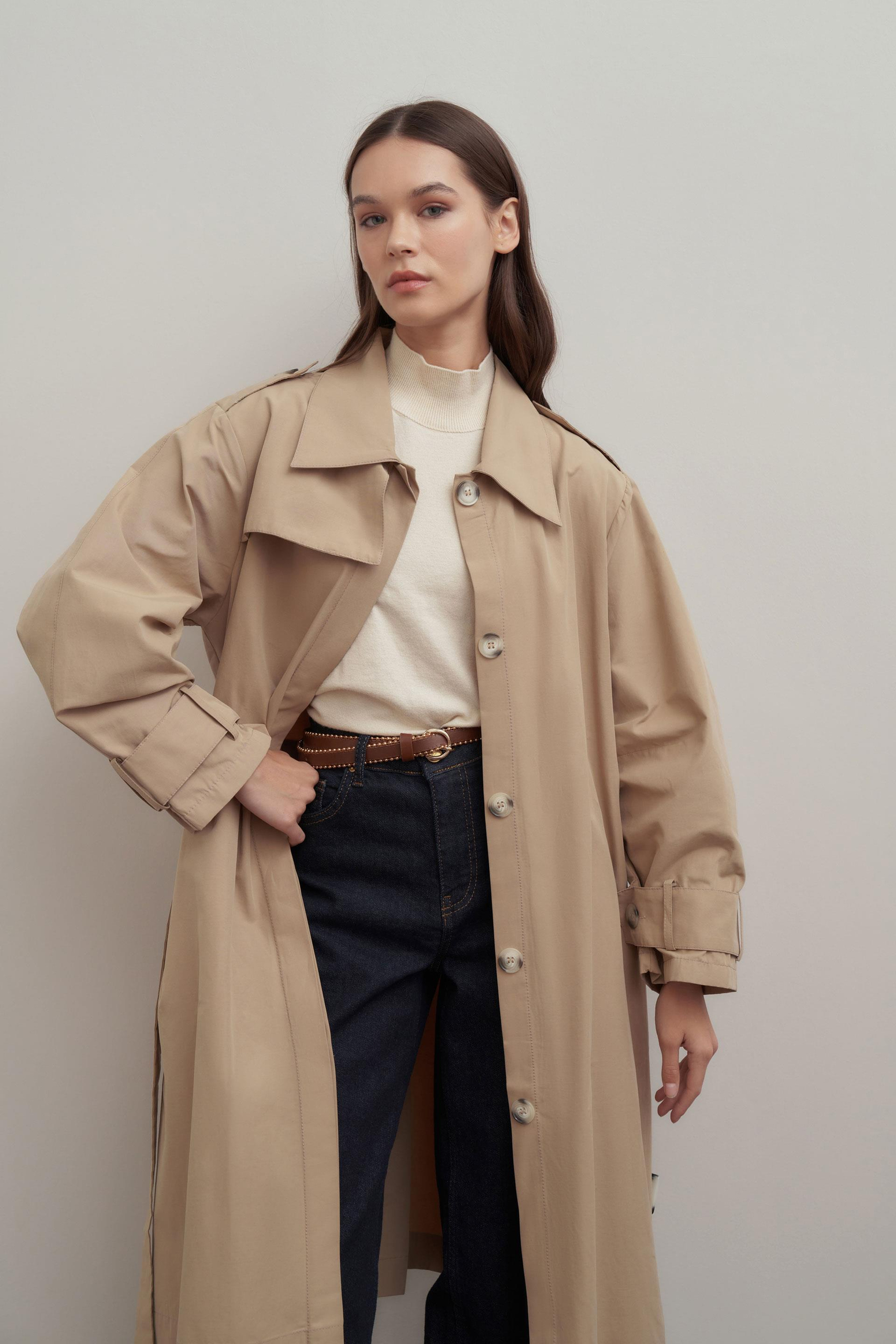 Beige-Epauletten an den Schultern