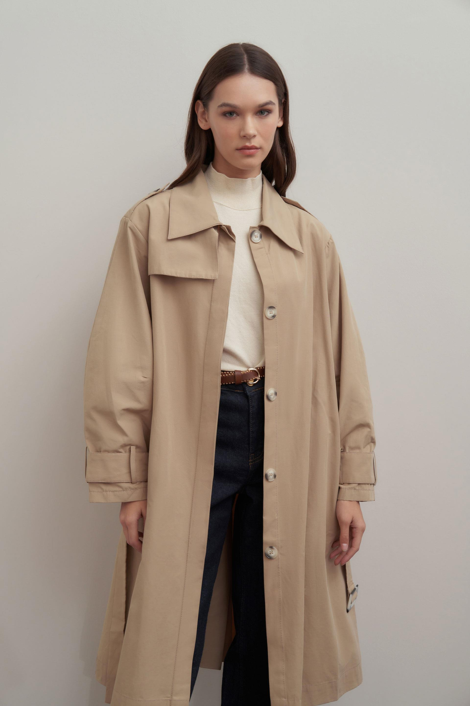 Beige-Epauletten an den Schultern