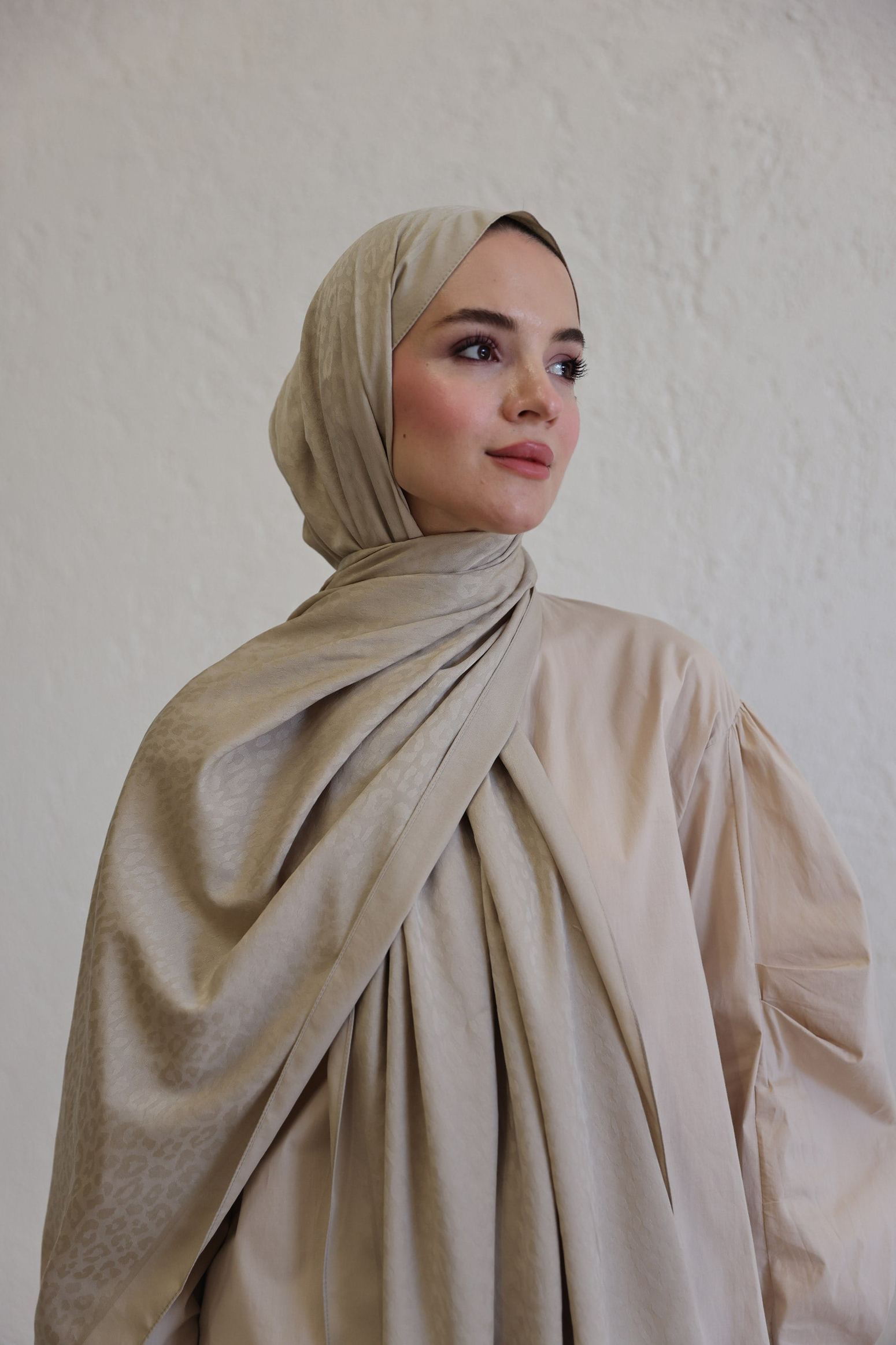 Bej-Leopar Desenli Jakarlı Şal