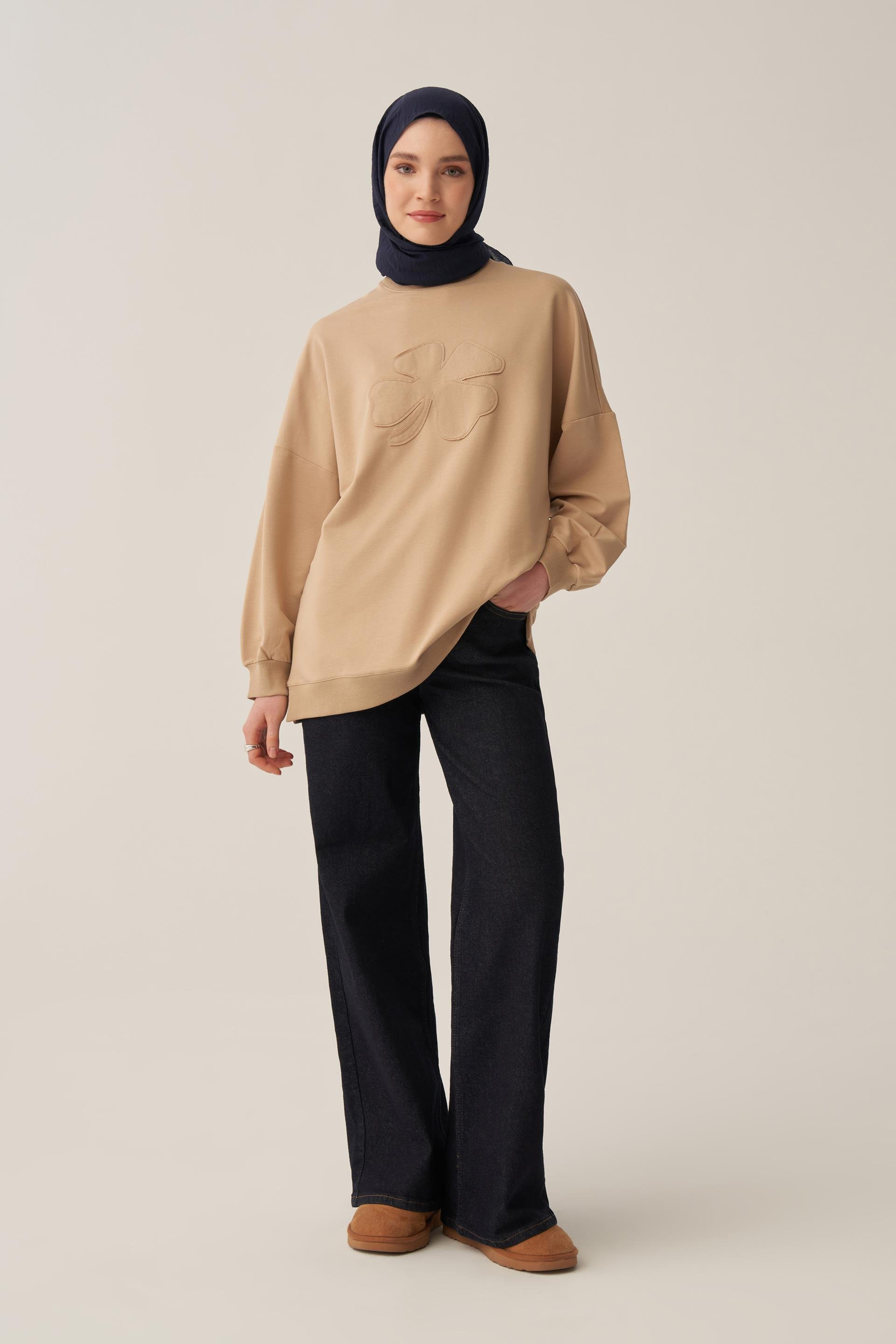 Bej-Pamuklu Aplikeli Sweatsirt