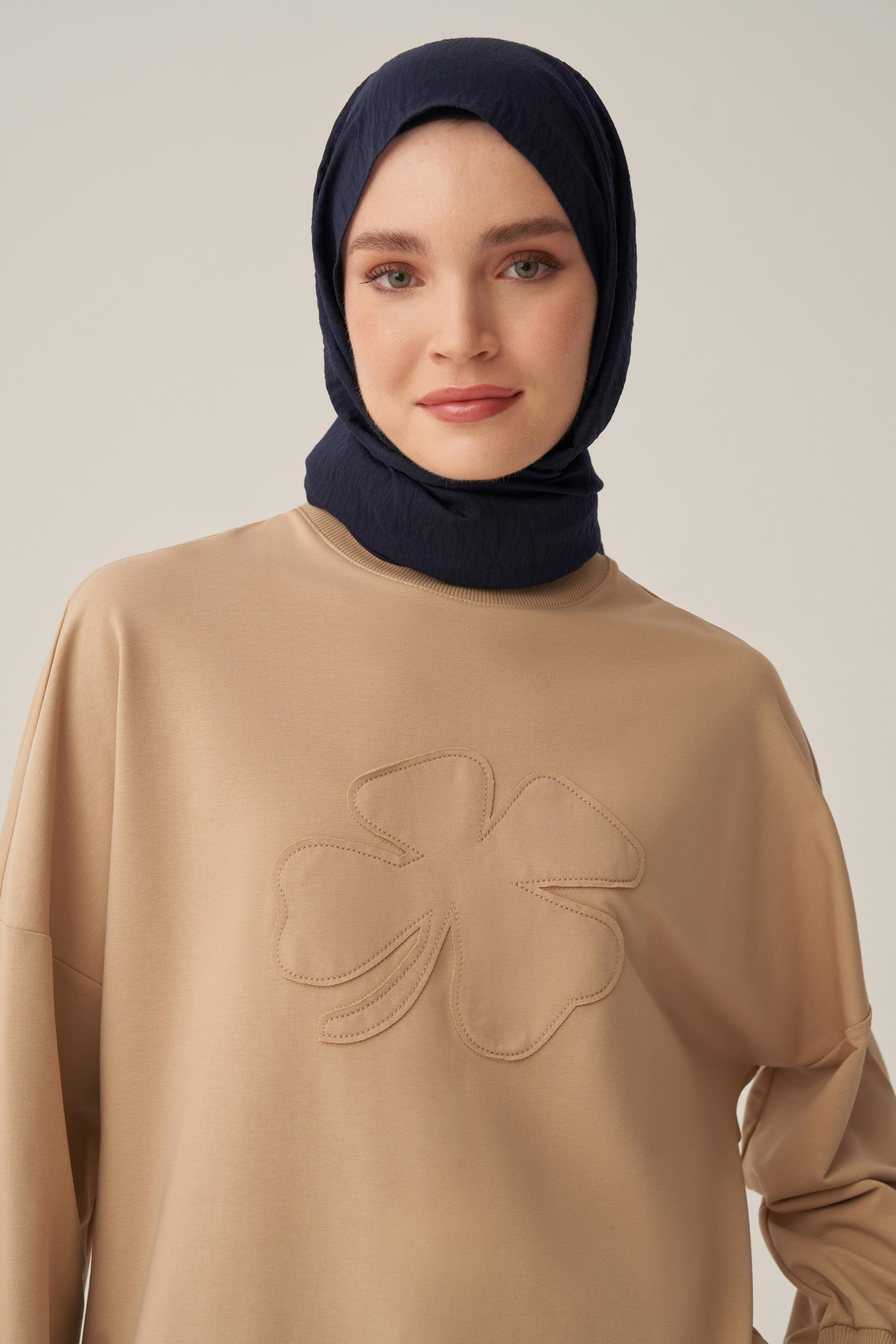 Bej-Pamuklu Aplikeli Sweatsirt