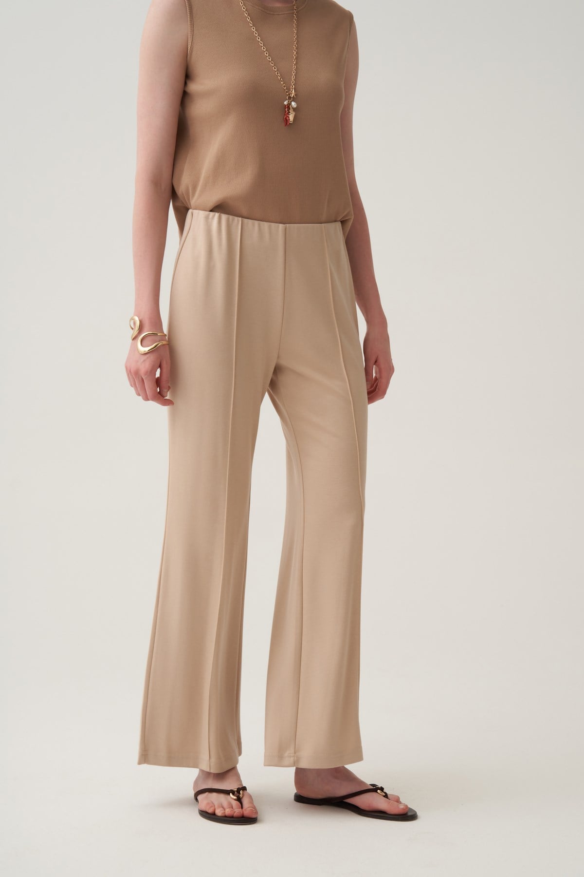 Beige-Pantalon à jambes larges avec pli marqué