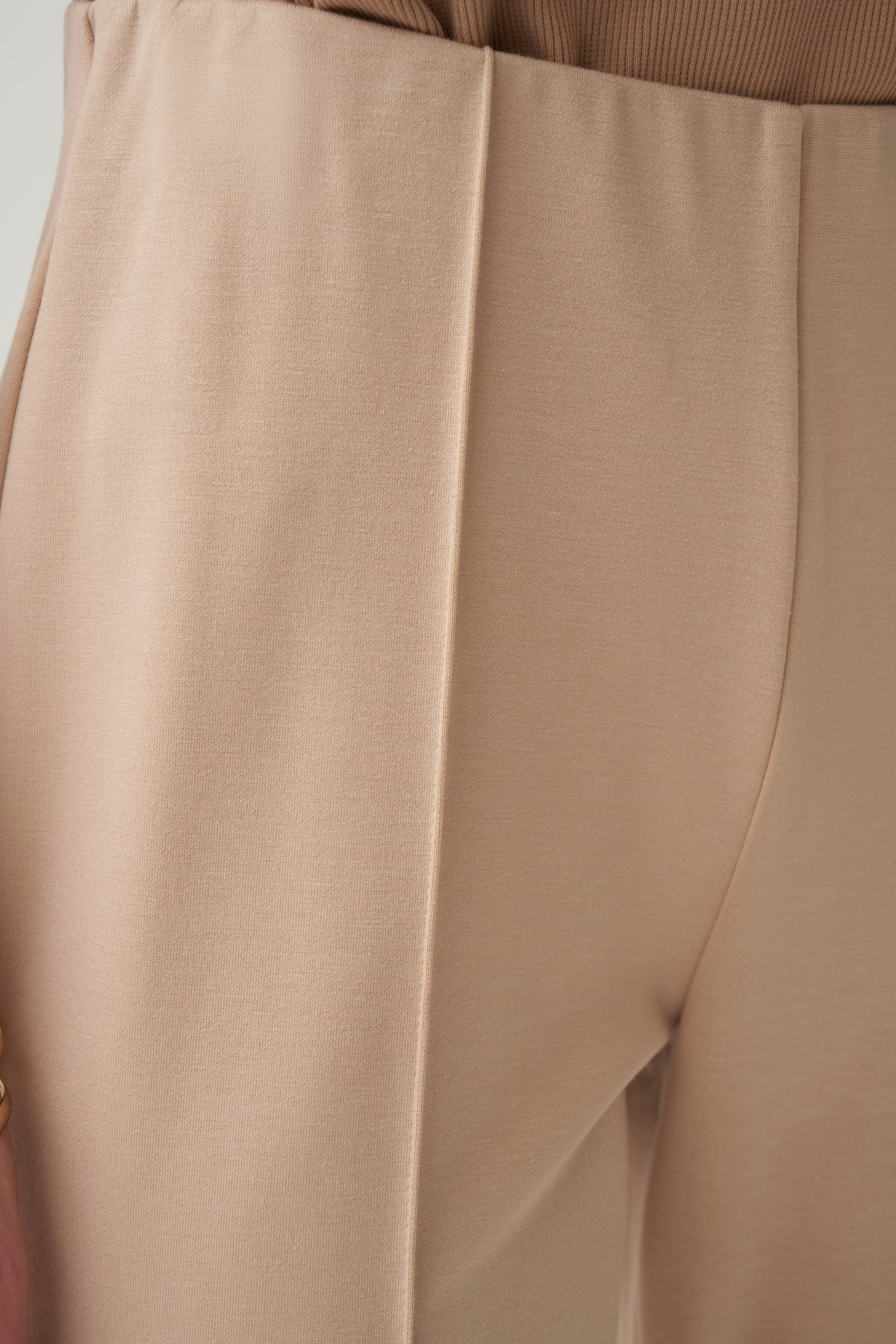 Beige-Pantalon à jambes larges avec pli marqué