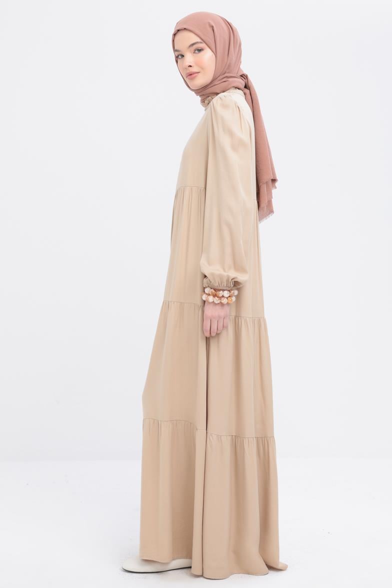 Bej-Yakası Fırfır Detaylı Büzgülü Elbise