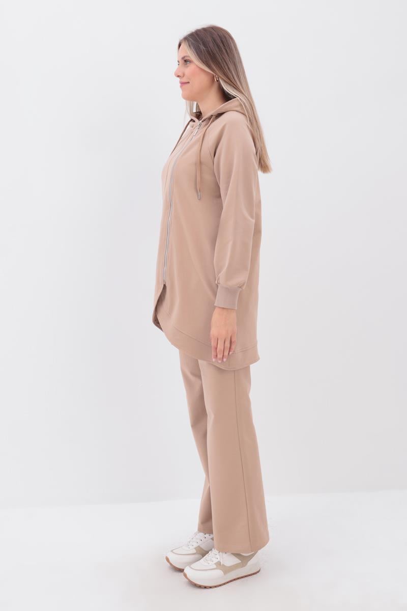 طقم بدلة رياضية بجيب بسحاب جانبي باللون البيج