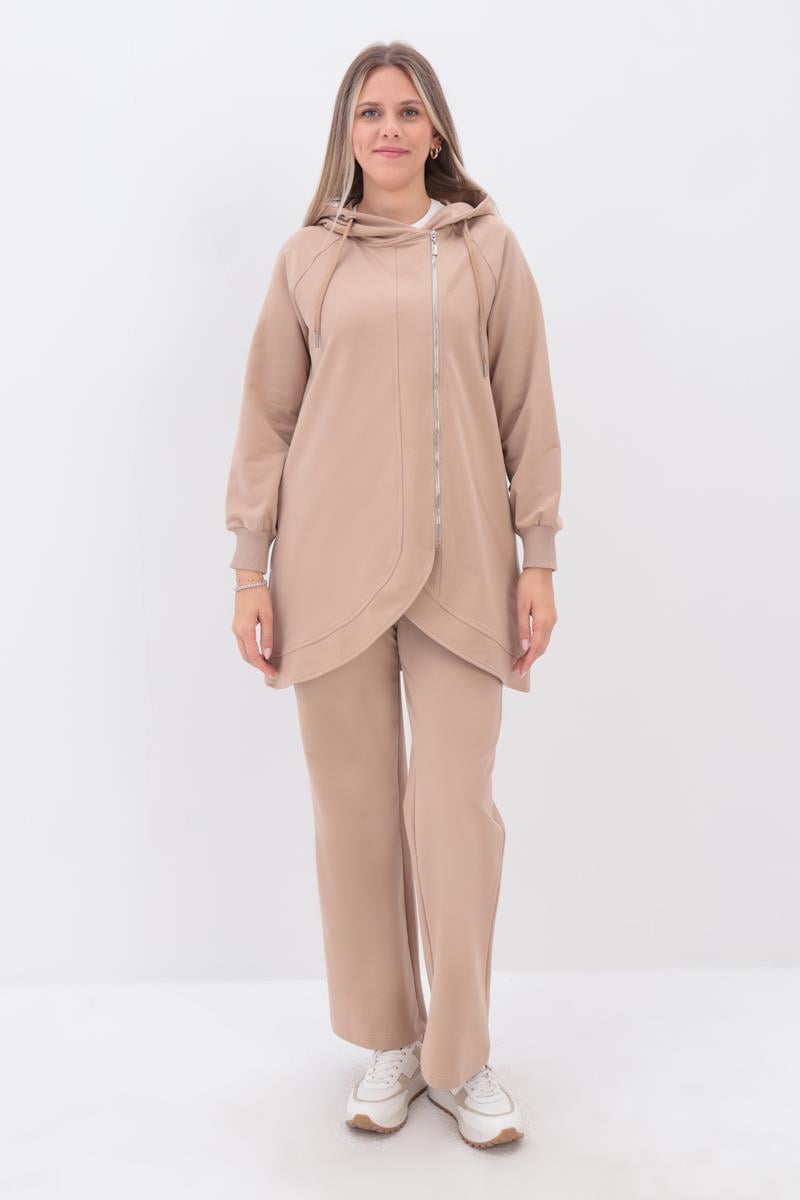 طقم بدلة رياضية بجيب بسحاب جانبي باللون البيج