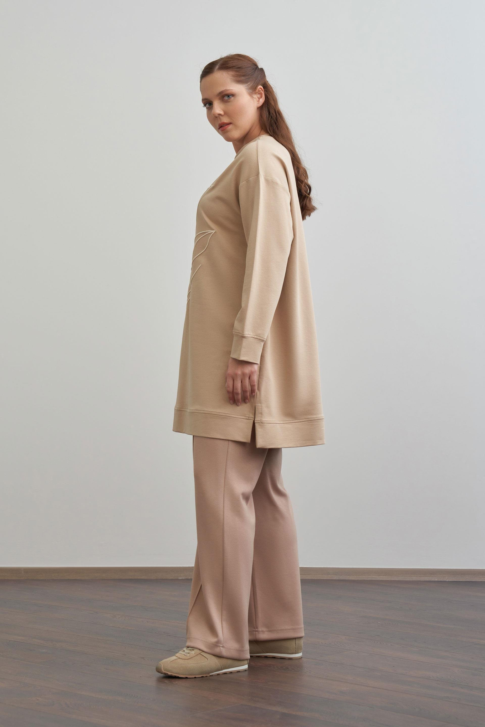 Bej-Yumuşak Dokulu Büyük Beden Nakışlı Sweatshirt