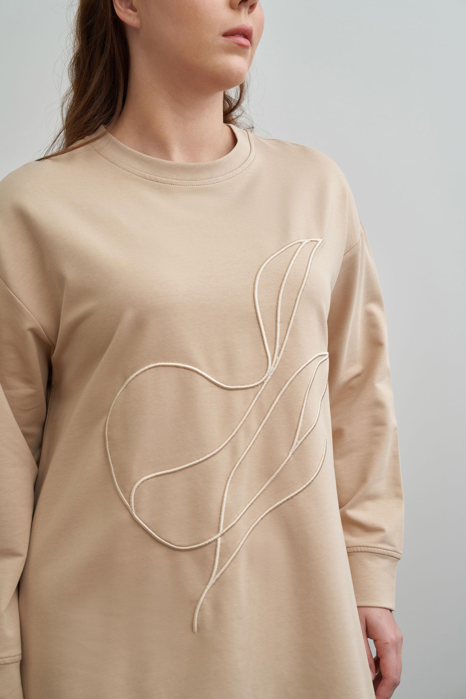 Bej-Yumuşak Dokulu Büyük Beden Nakışlı Sweatshirt