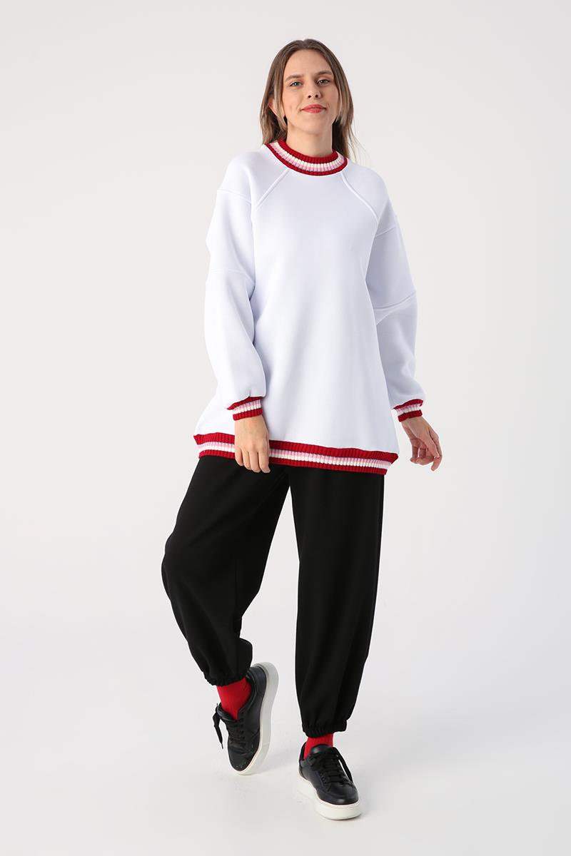 Beyaz-Arkası Baskılı Şardonlu Triko Garnili Sweatshirt