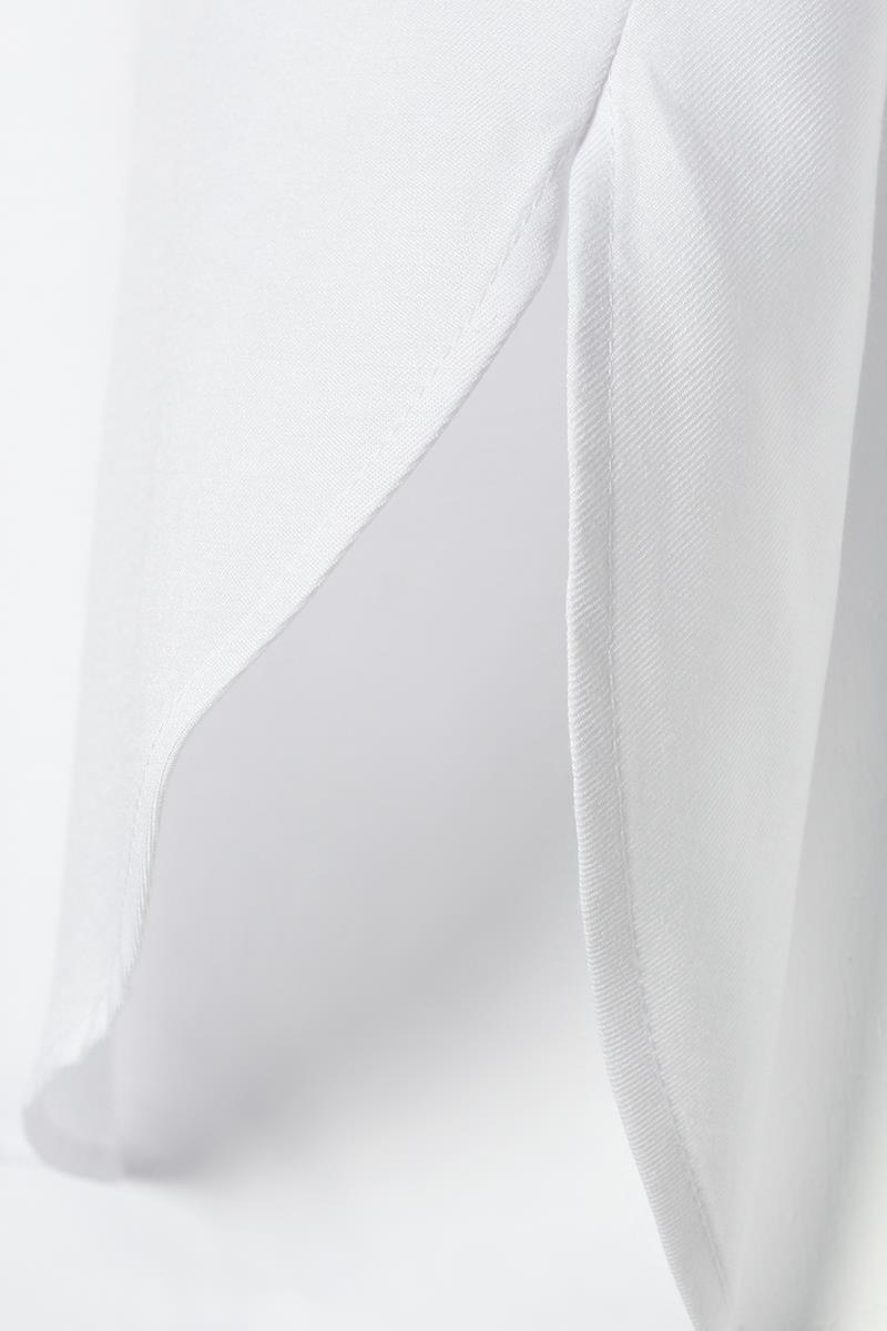 قميص أساسي أبيض كبير الحجم