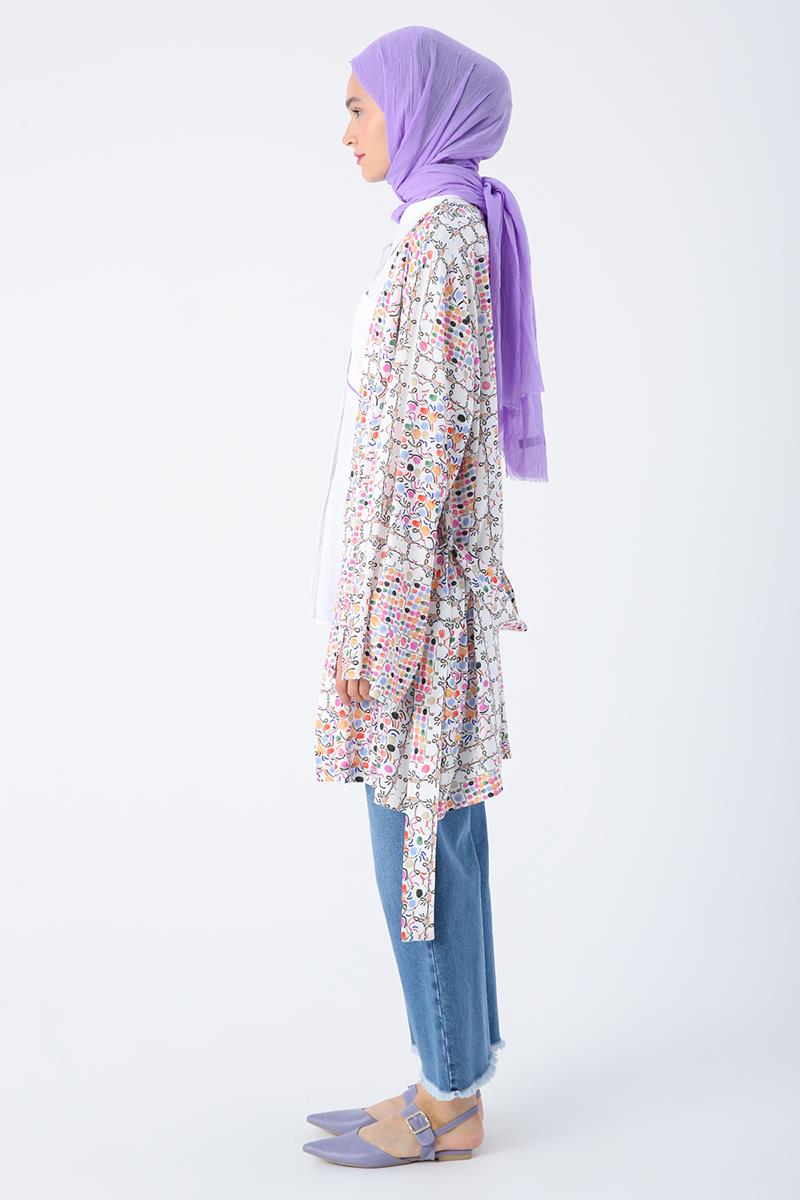 Weiß-rosafarbener, gemusterter Kimono mit übergroßen Ärmeln, Schlitz und detailliertem Gürtel