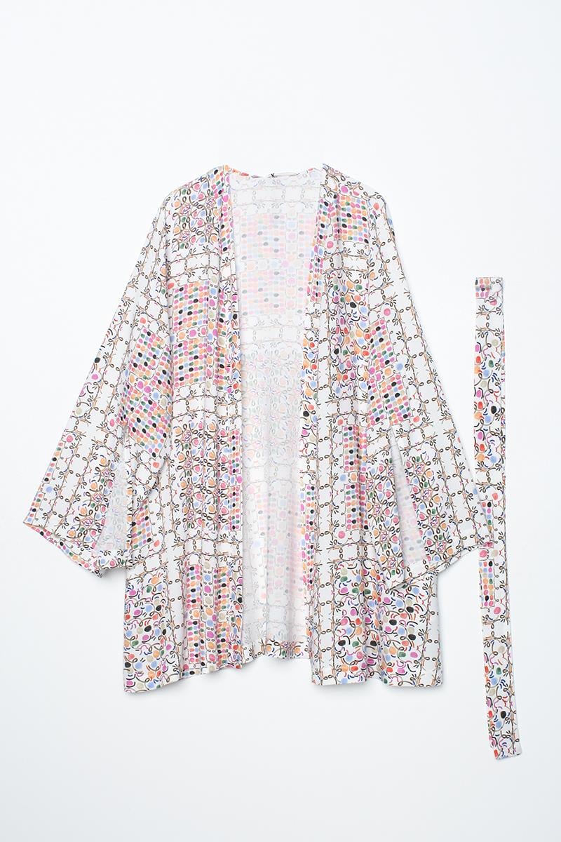 Weiß-rosafarbener, gemusterter Kimono mit übergroßen Ärmeln, Schlitz und detailliertem Gürtel